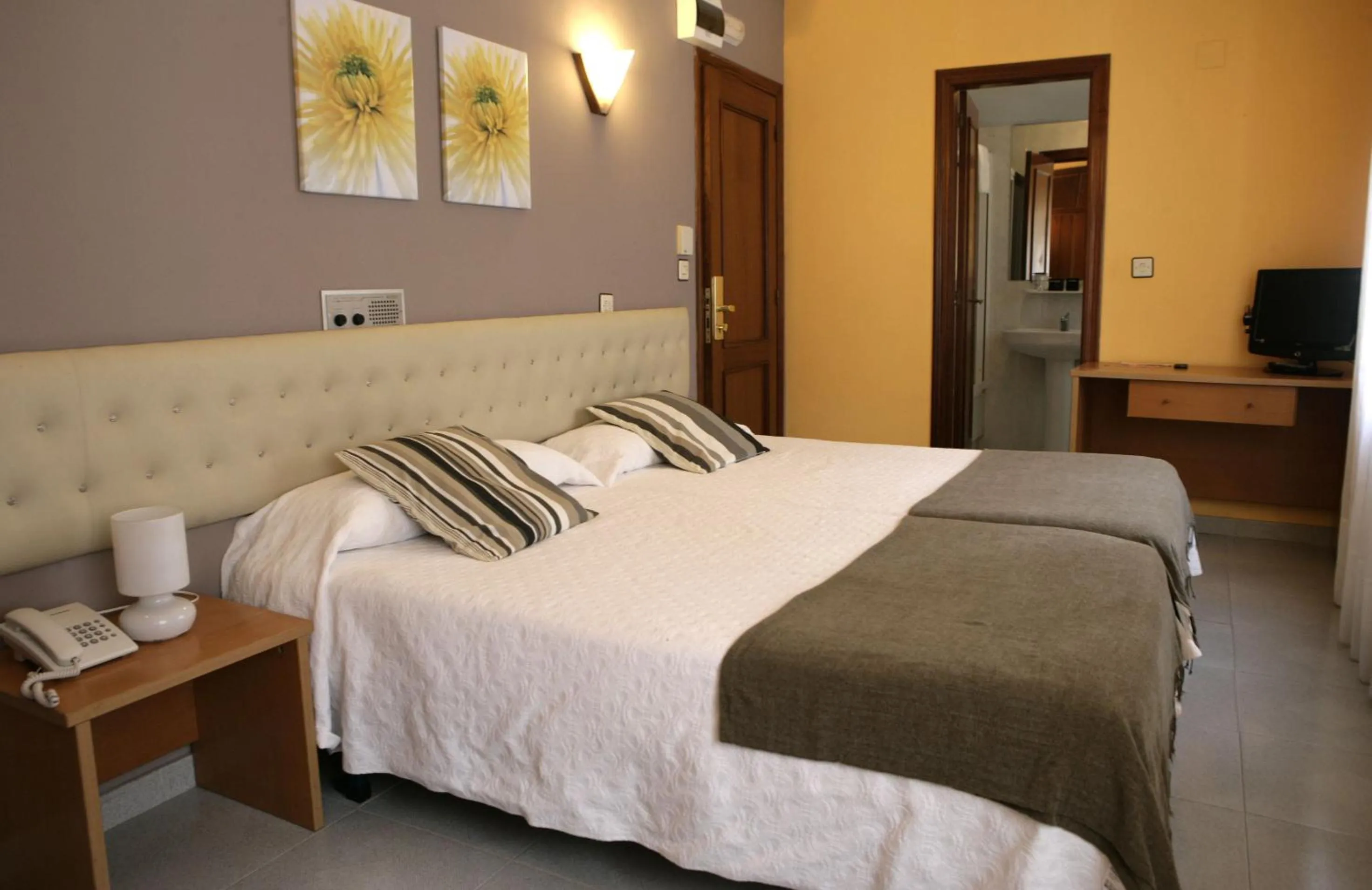 Photo of the whole room, Bed in Hotel Azpiazu