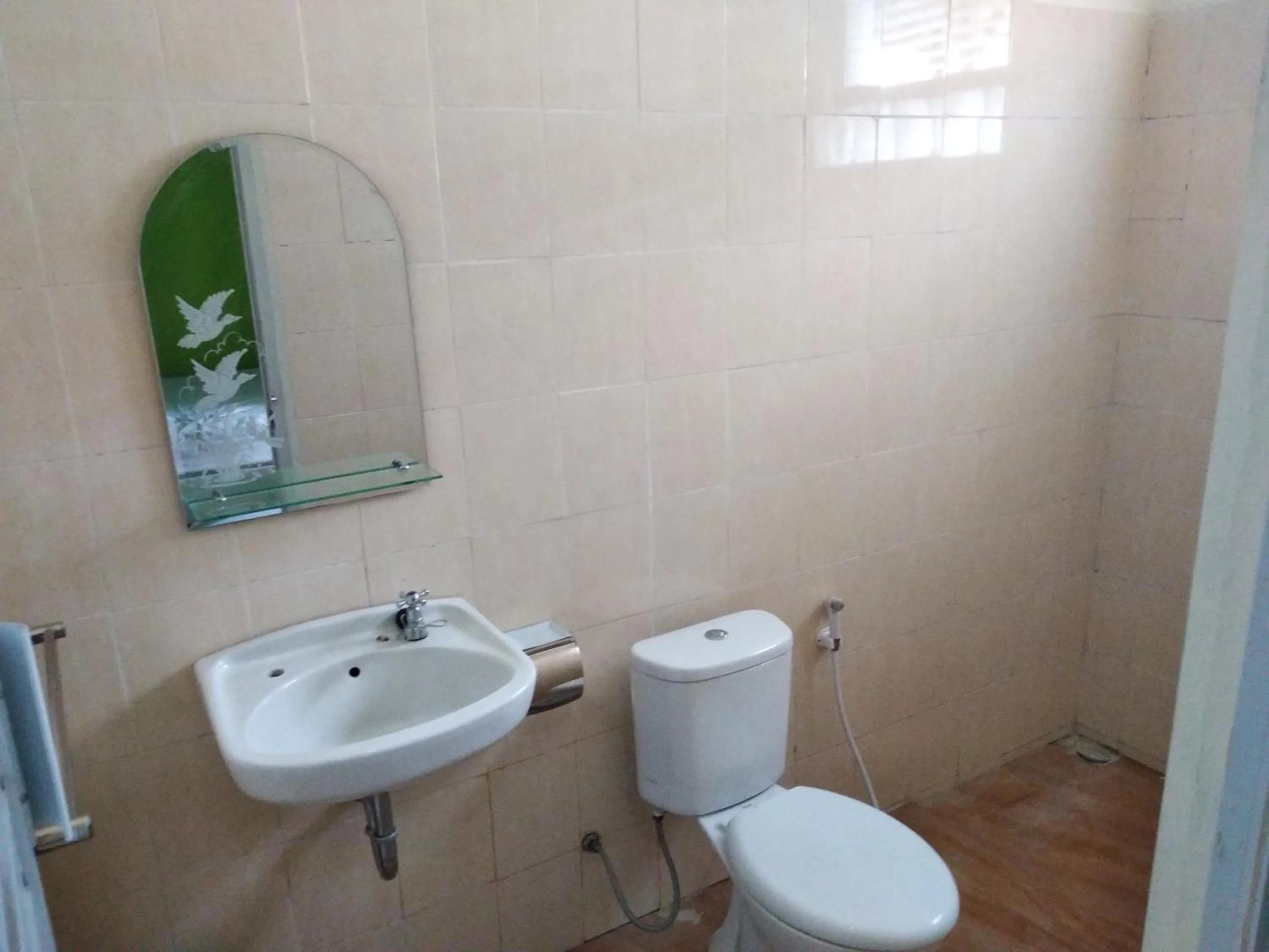 Bathroom in Omah Inap D24 Syariah near Universitas Aisyiah Yogyakarta Mitra RedDoorz