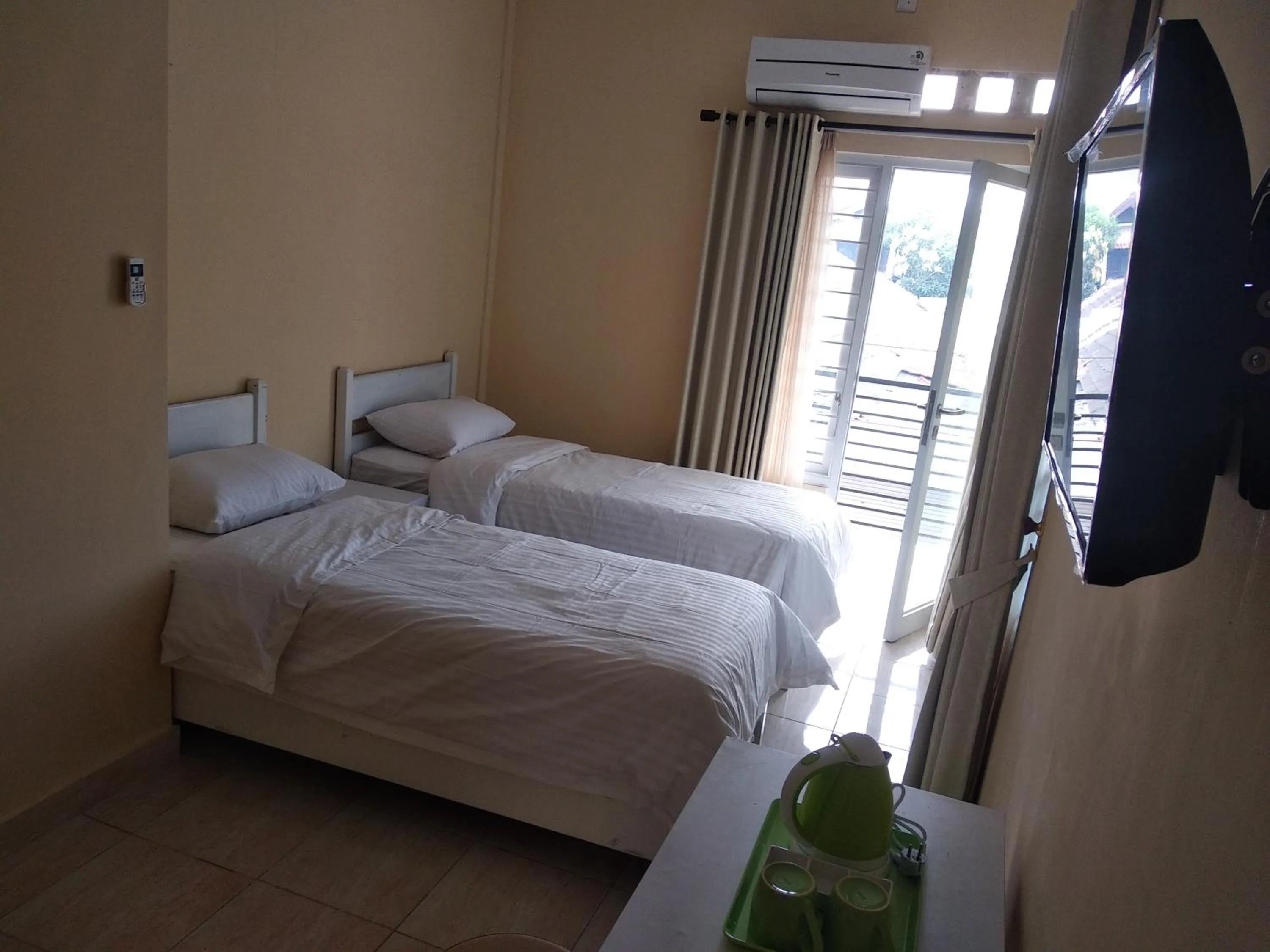 Bedroom, Bed in Omah Inap D24 Syariah near Universitas Aisyiah Yogyakarta Mitra RedDoorz