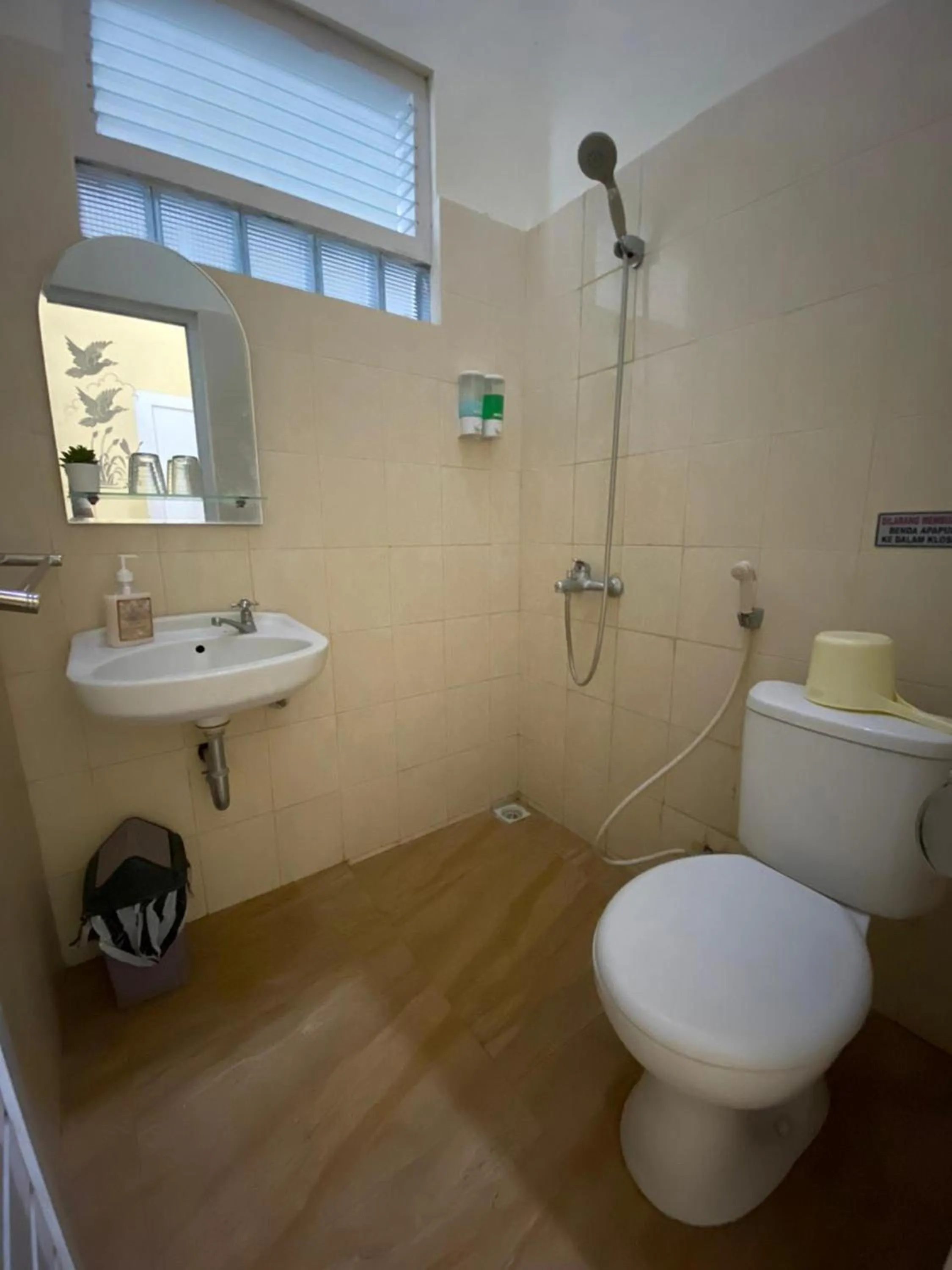 Bathroom in Omah Inap D24 Syariah near Universitas Aisyiah Yogyakarta Mitra RedDoorz