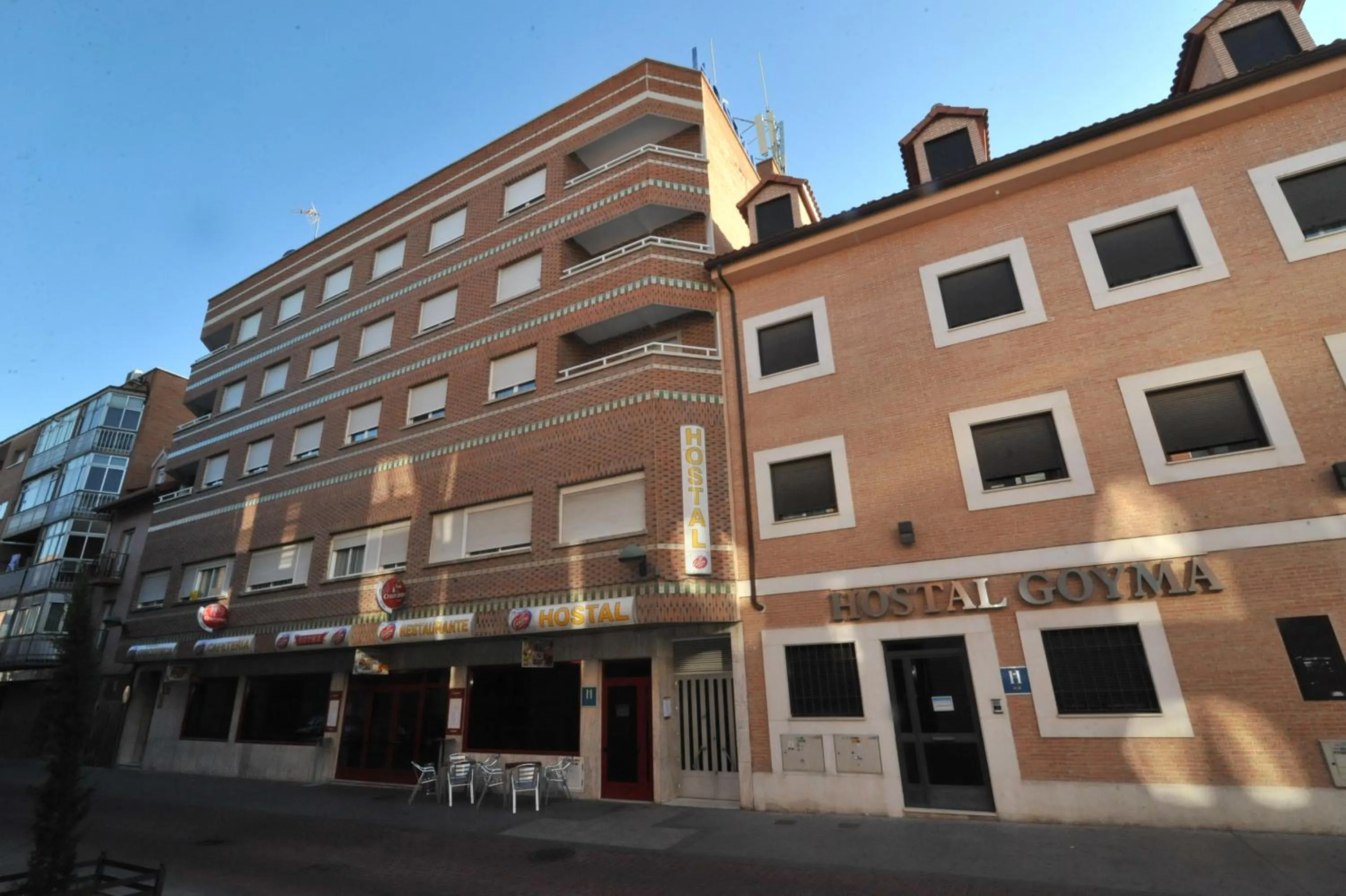 Facade/entrance in Hostal Goyma I
