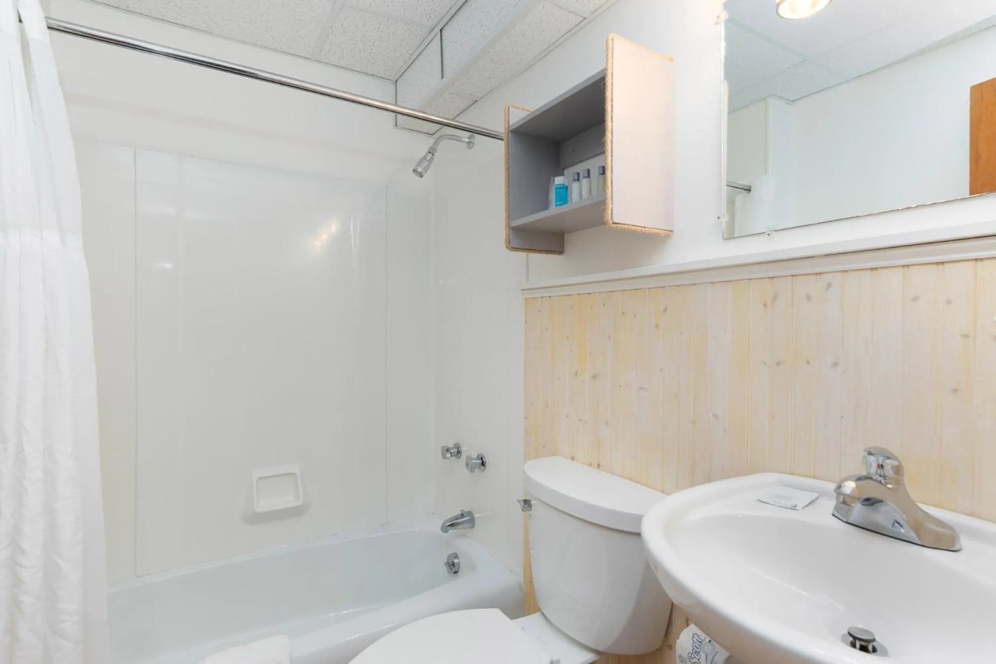 Bathroom in Fisherman's Wharf Inn