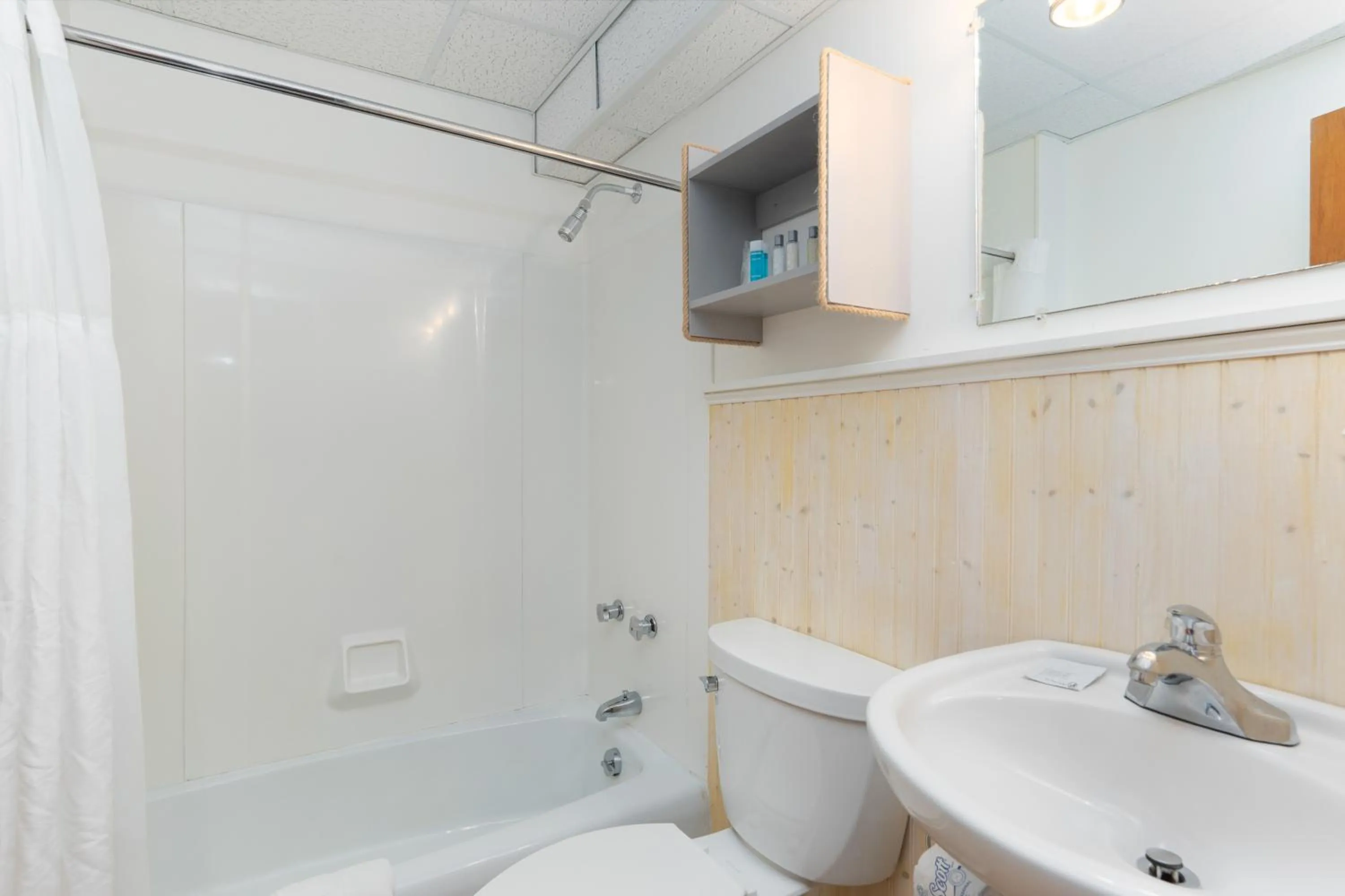 Bathroom in Fisherman's Wharf Inn