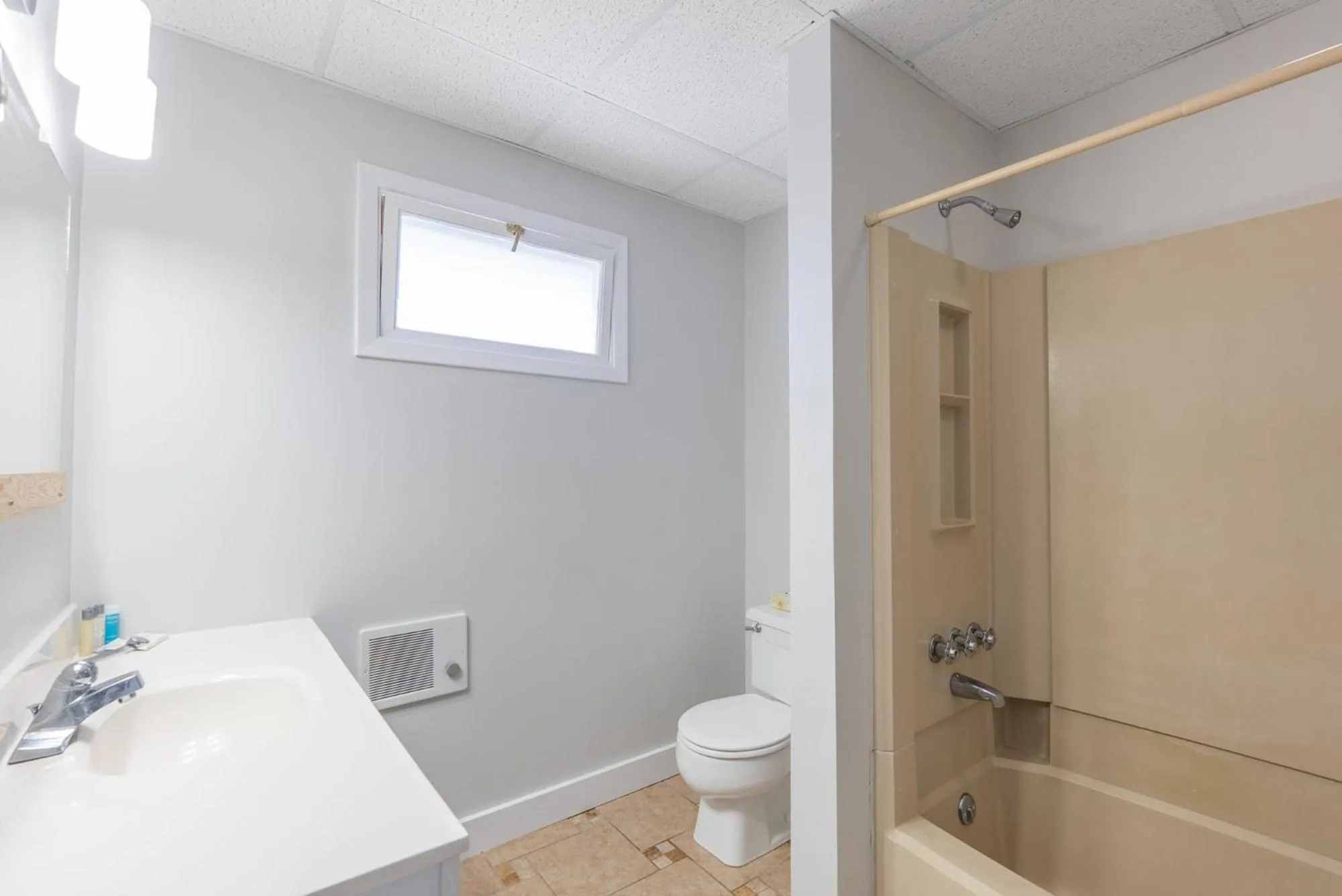 Bathroom in Fisherman's Wharf Inn