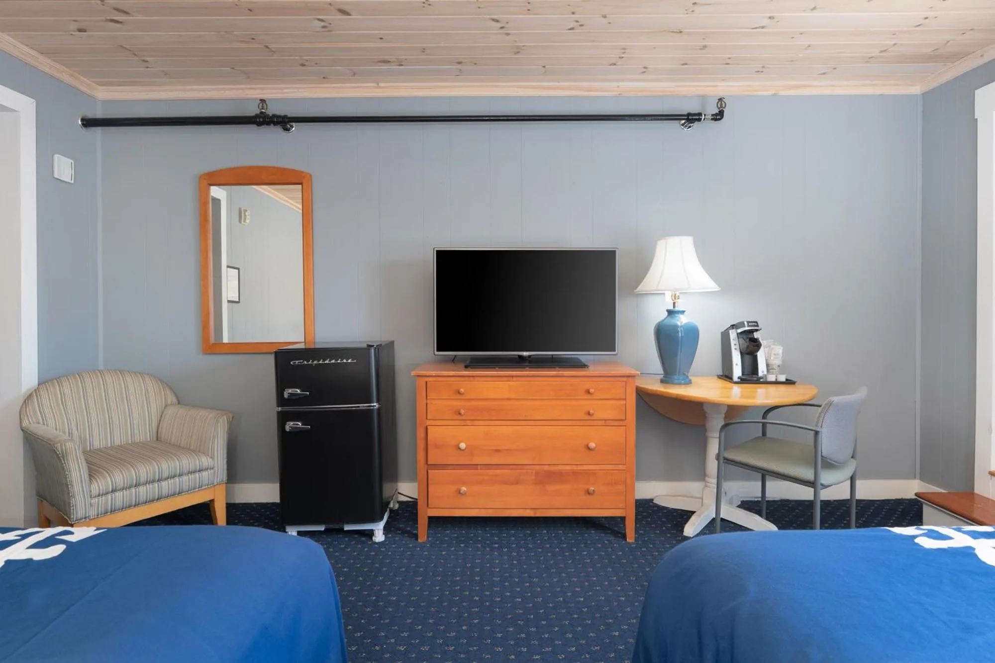 Living room, Bed in Fisherman's Wharf Inn