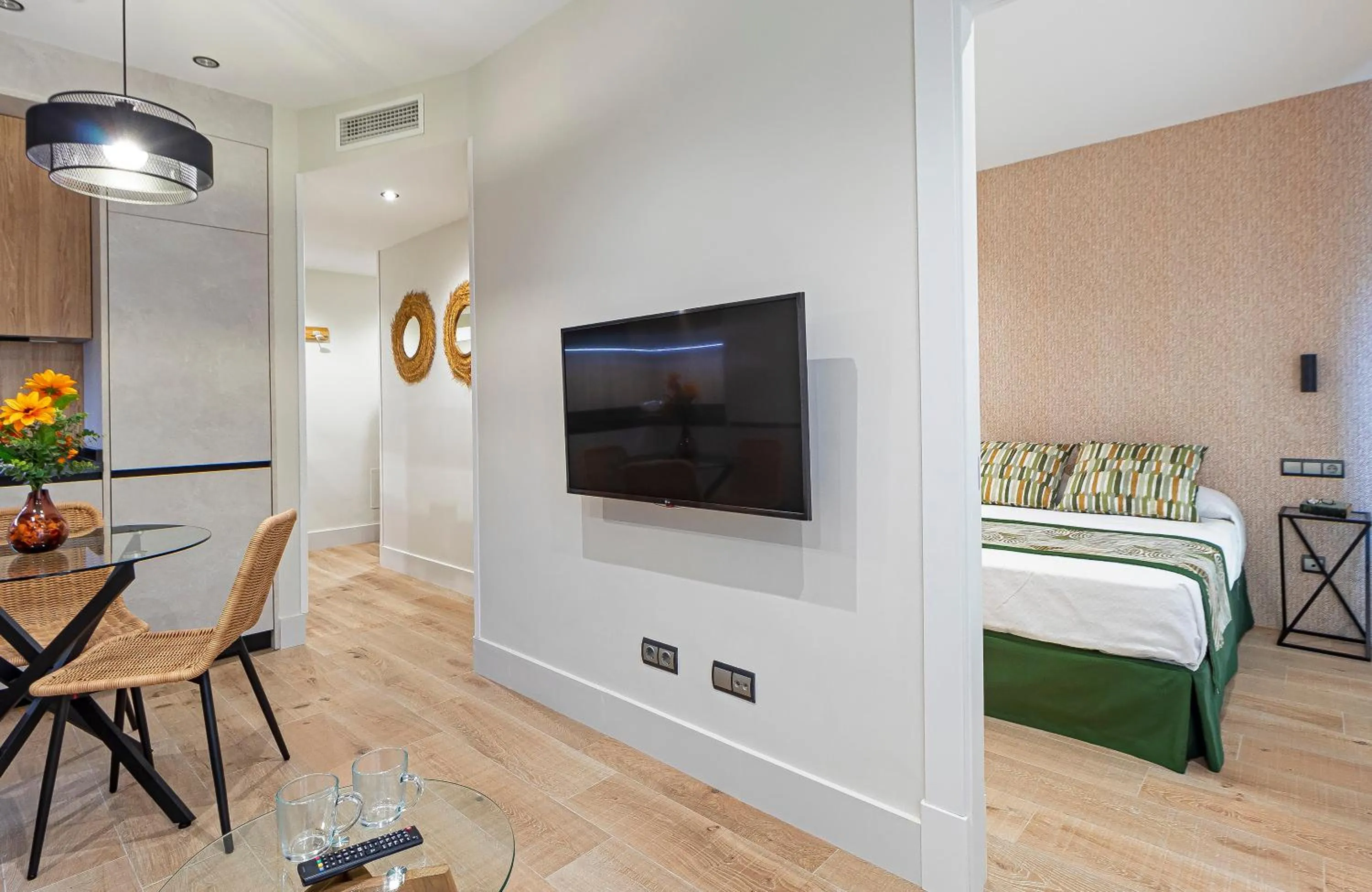 Living room, Bed in Apartamentos Suites Oficentro Original