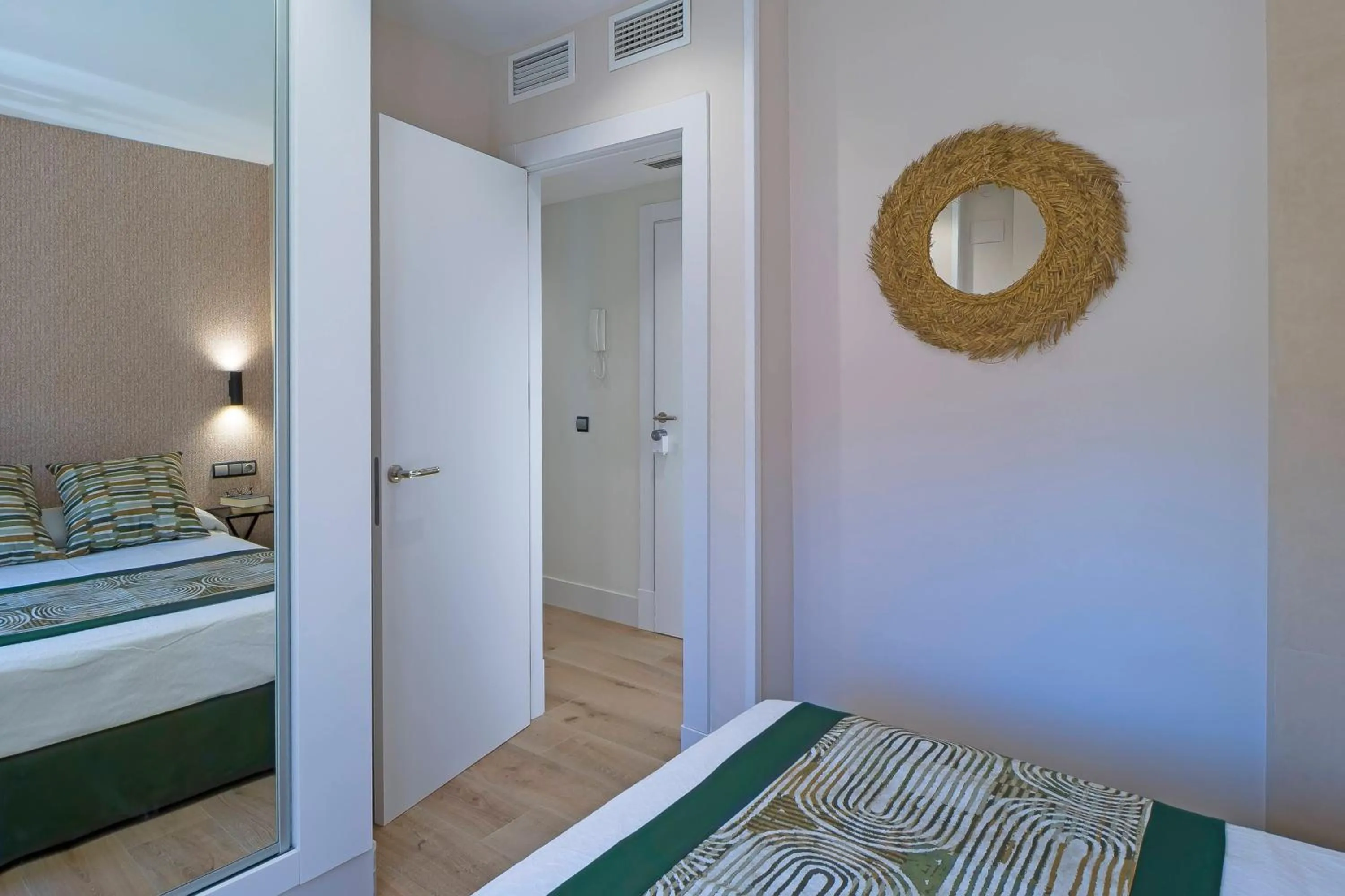 Bedroom, Bed in Apartamentos Suites Oficentro Original