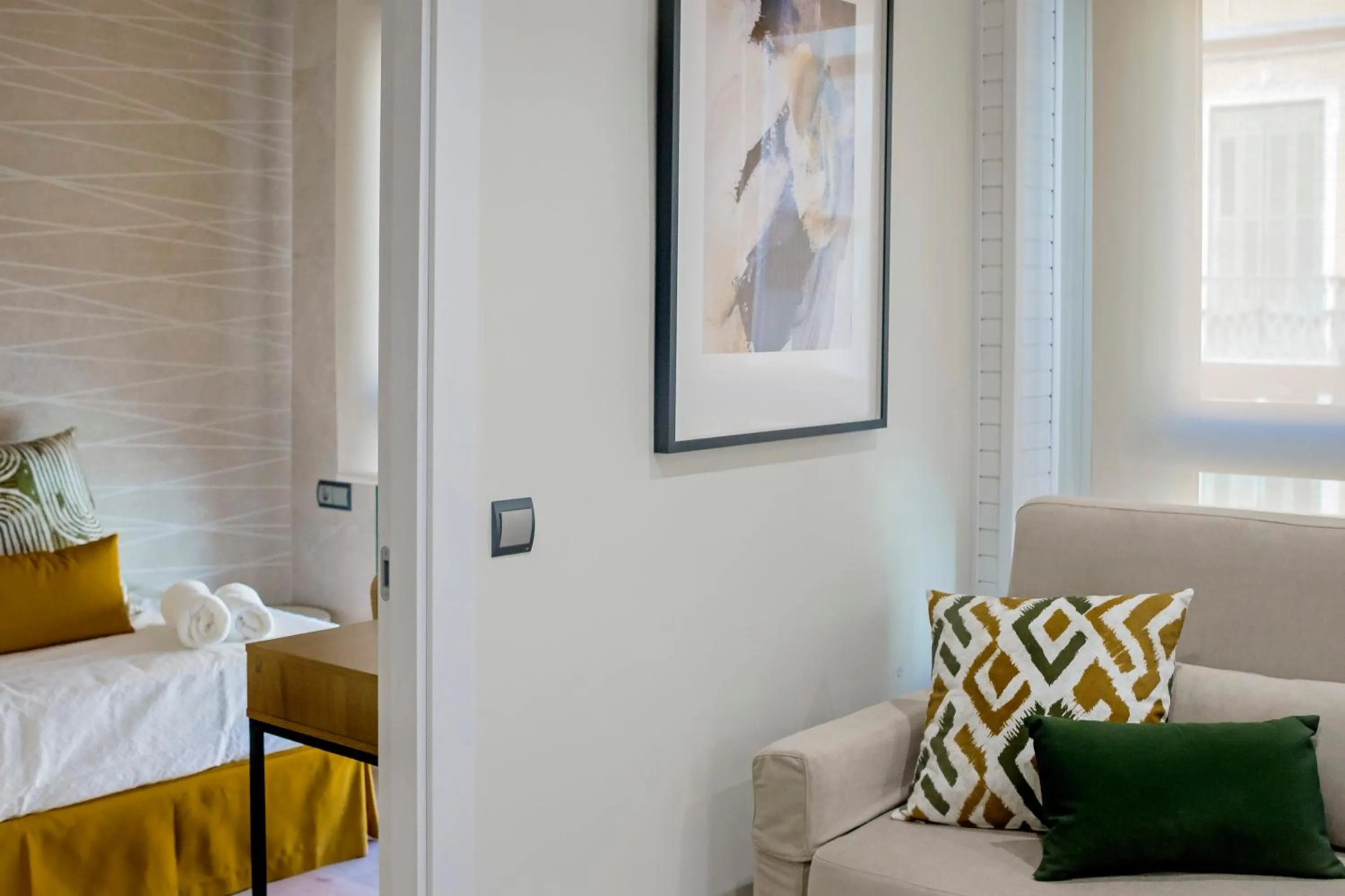 Living room, Bed in Apartamentos Suites Oficentro Original