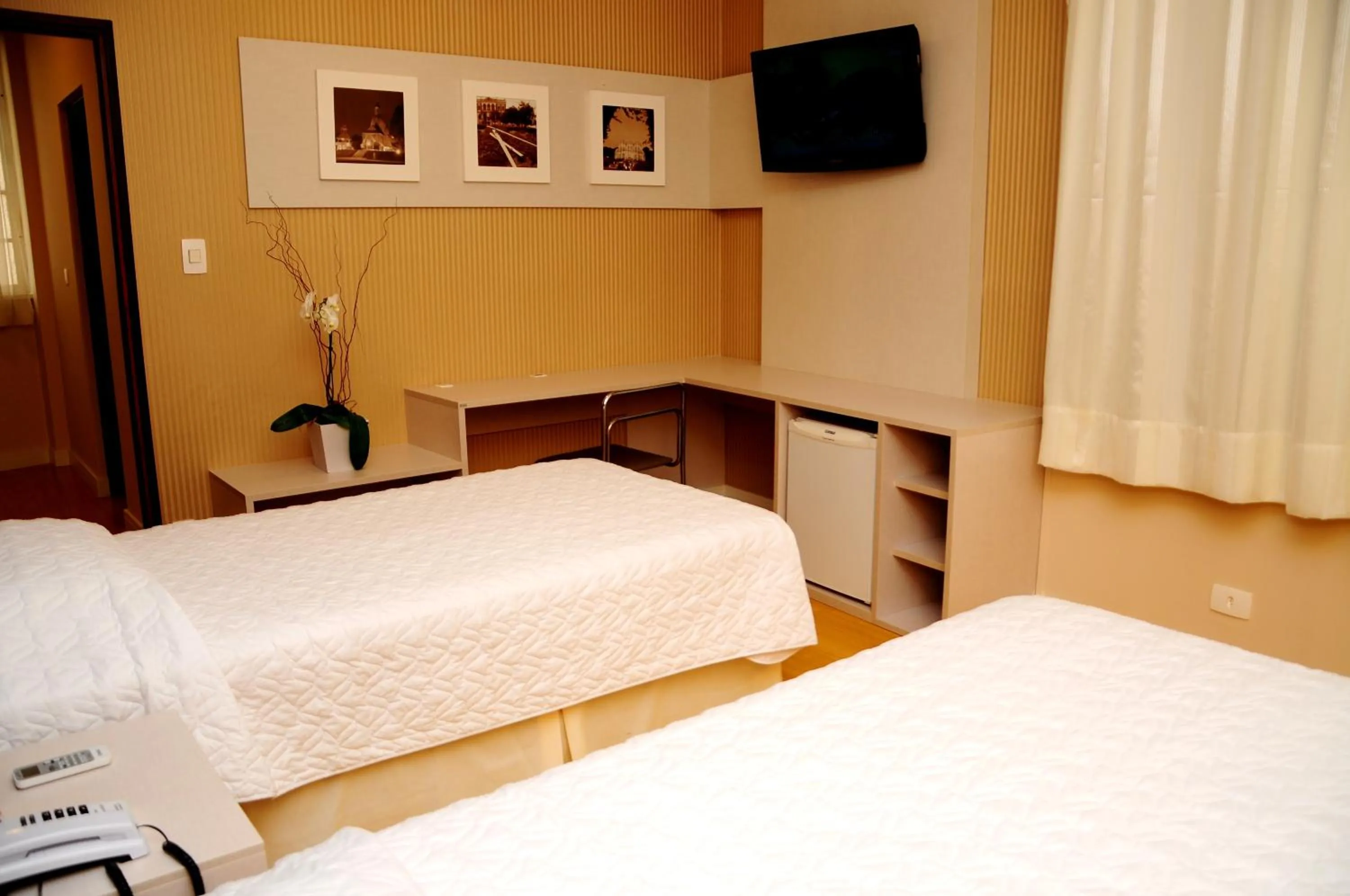 Photo of the whole room, Bed in Curitiba Palace Hotel