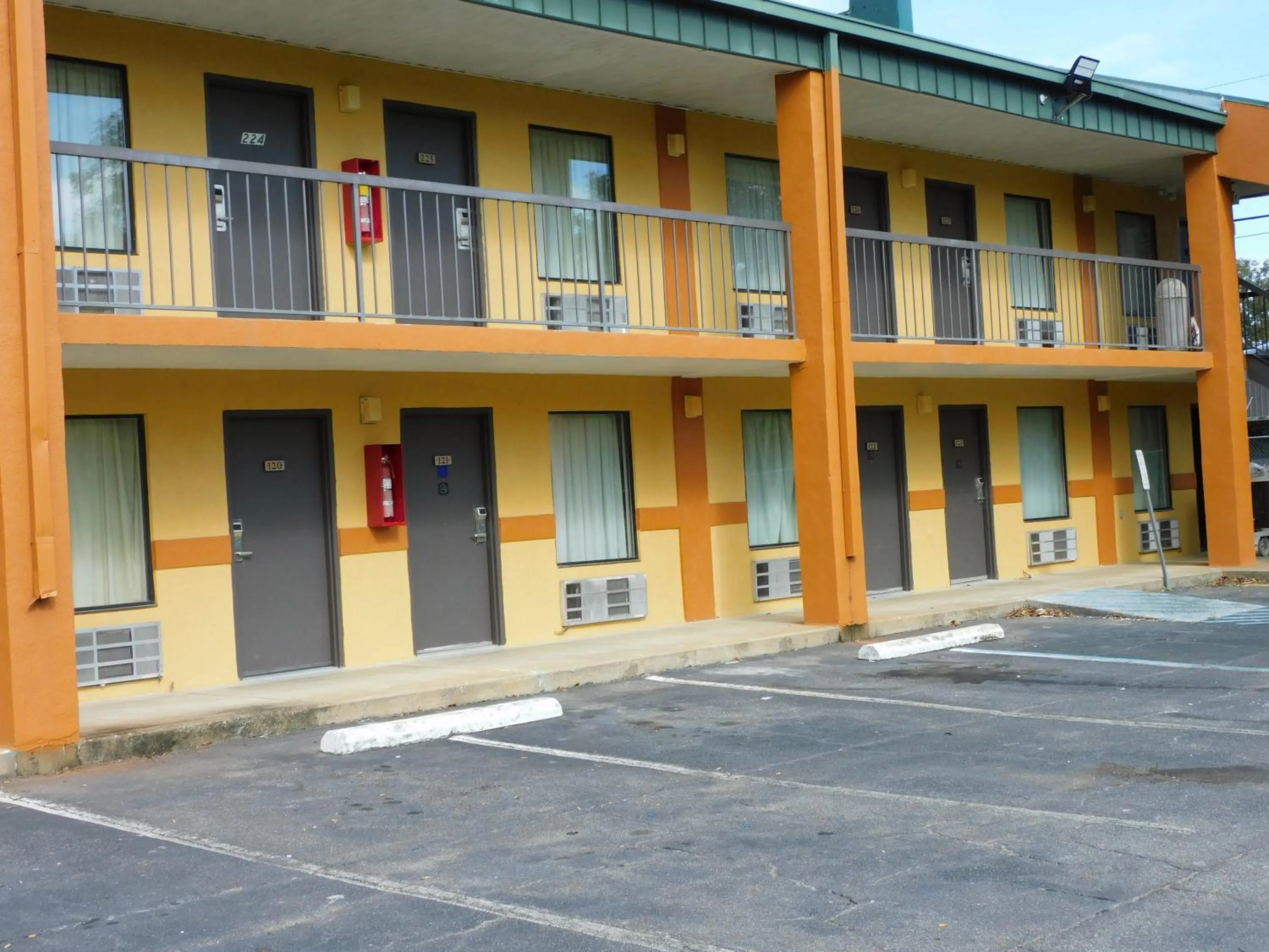 Property building in Camilla Inn & Suites
