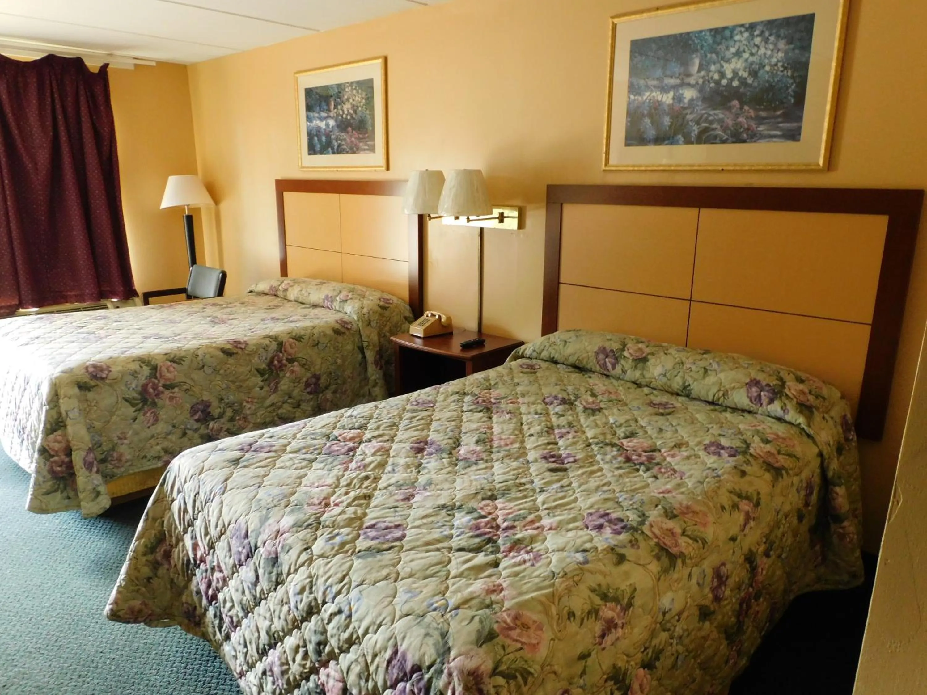 Bed in Camilla Inn & Suites