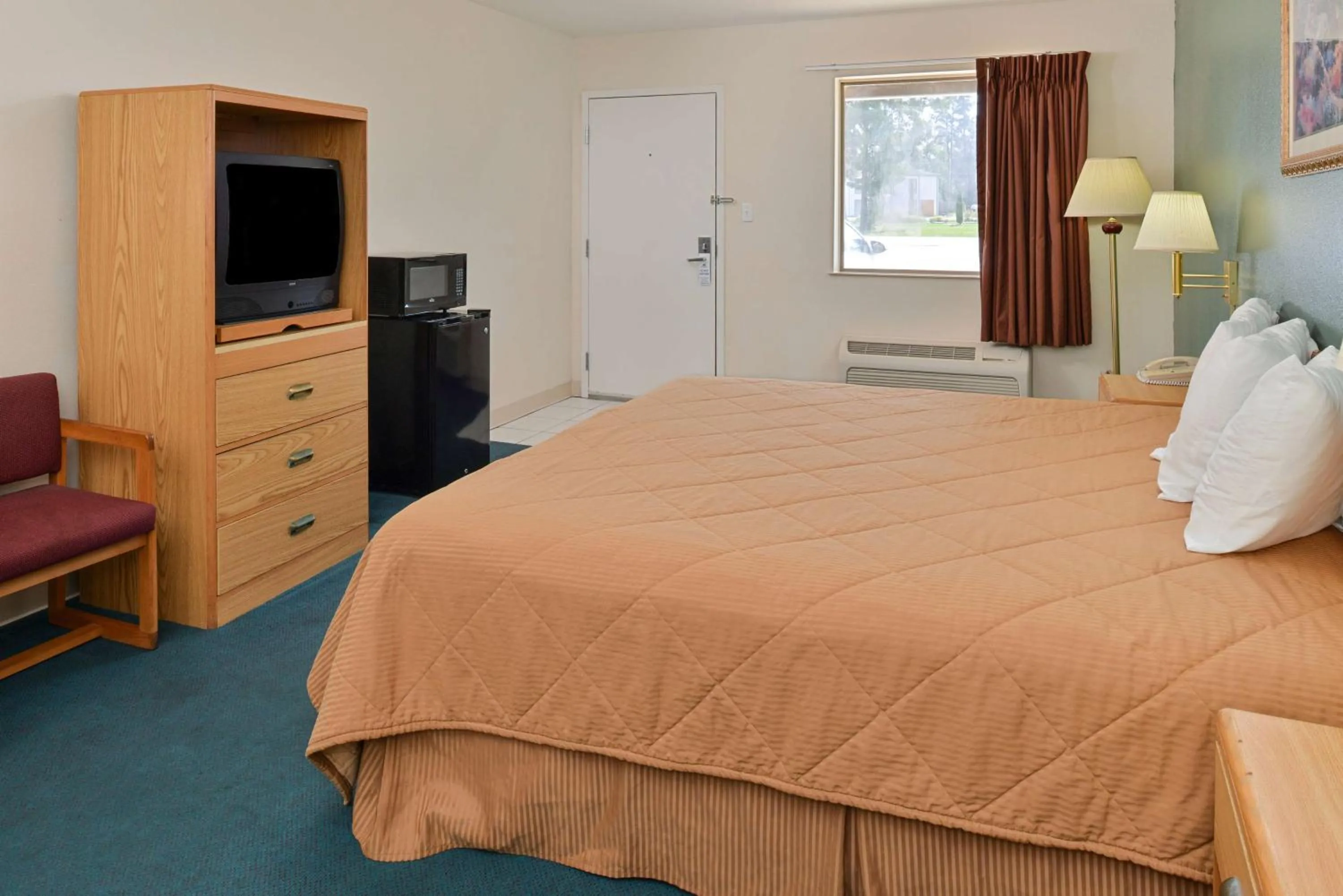 Bedroom, TV/Entertainment Center in Americas Best Value Inn Kinder