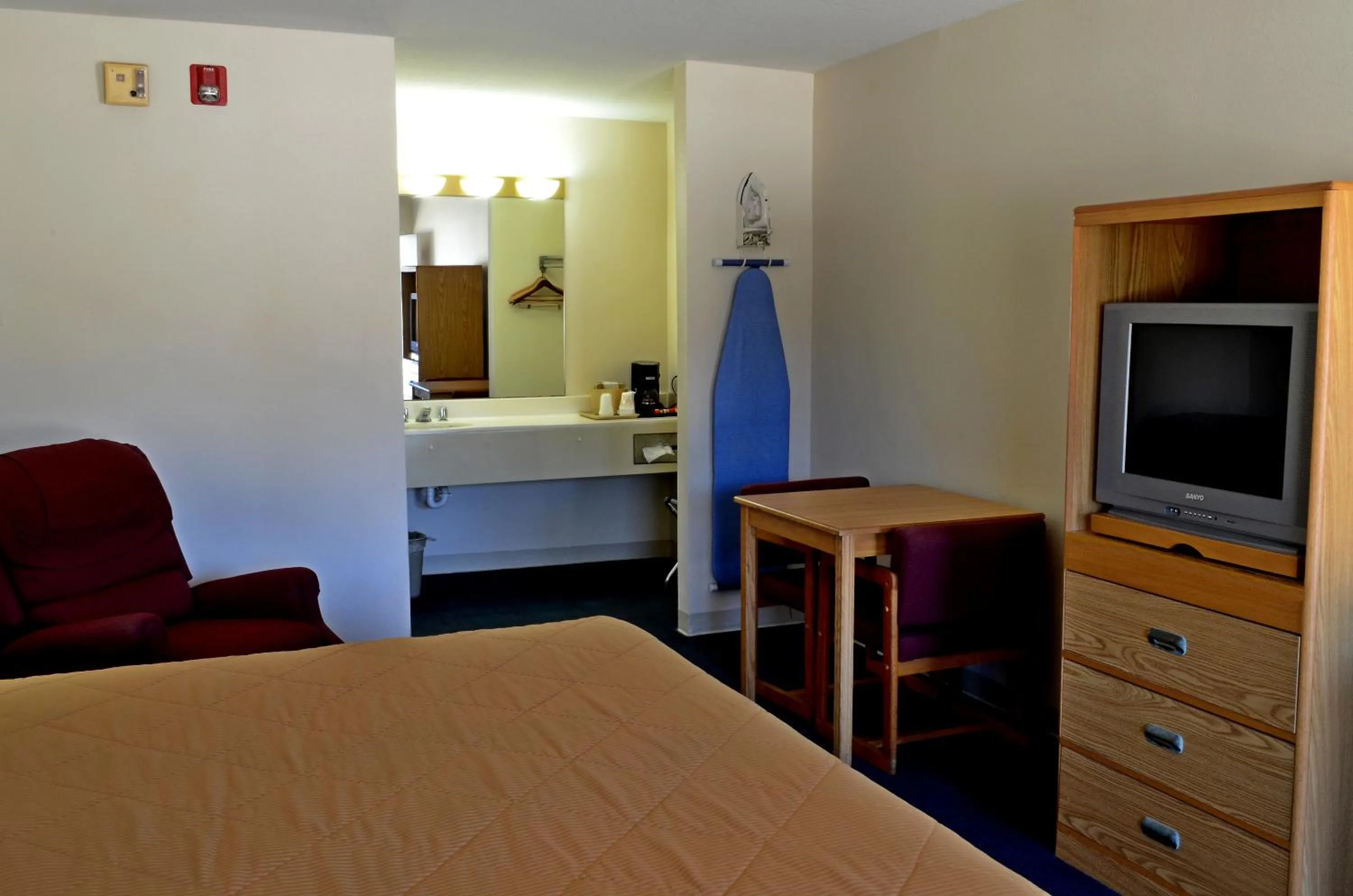 Photo of the whole room, TV/Entertainment Center in Americas Best Value Inn Kinder