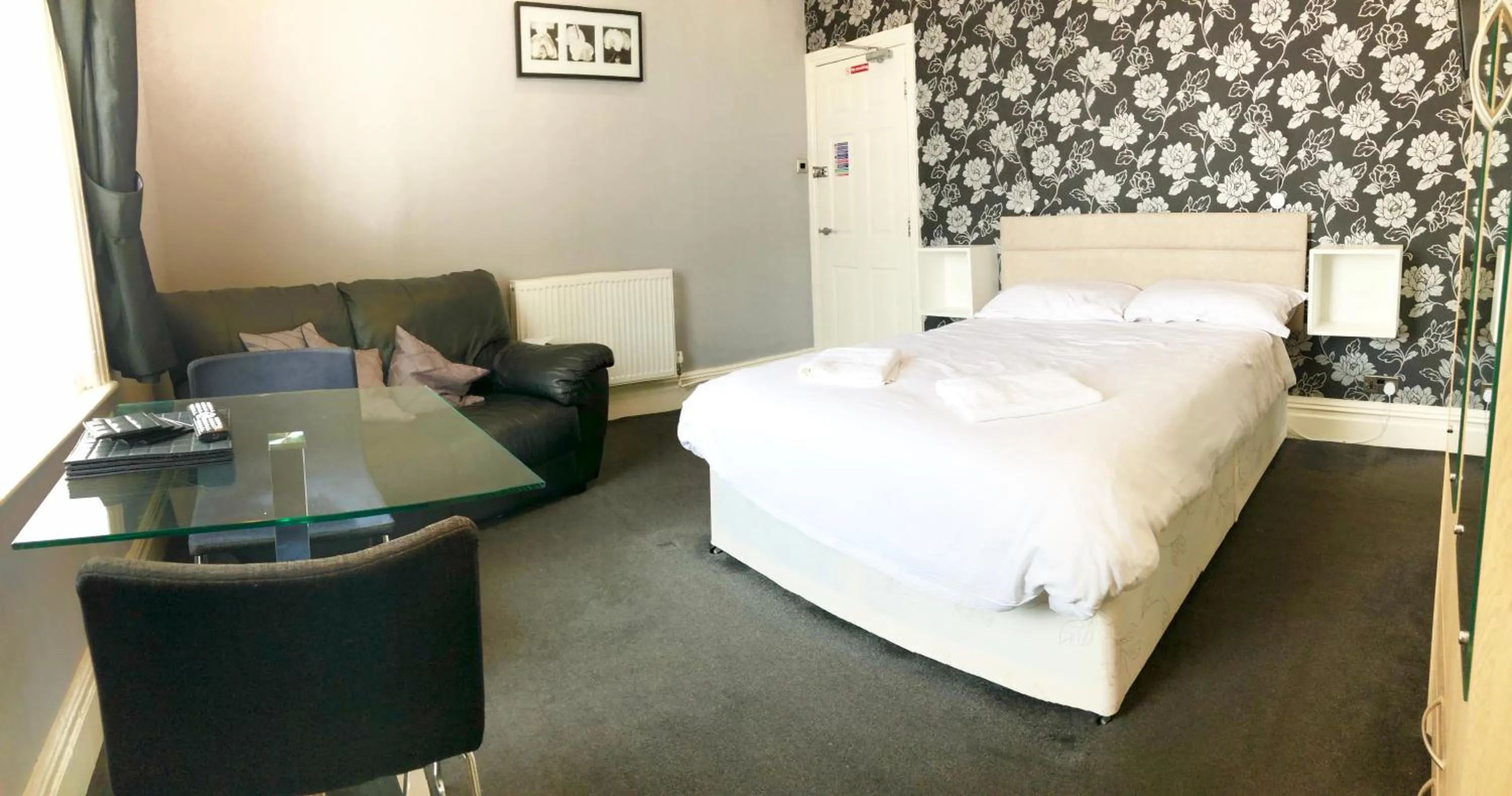 Living room, Bed in Empress Select Holiday Flats