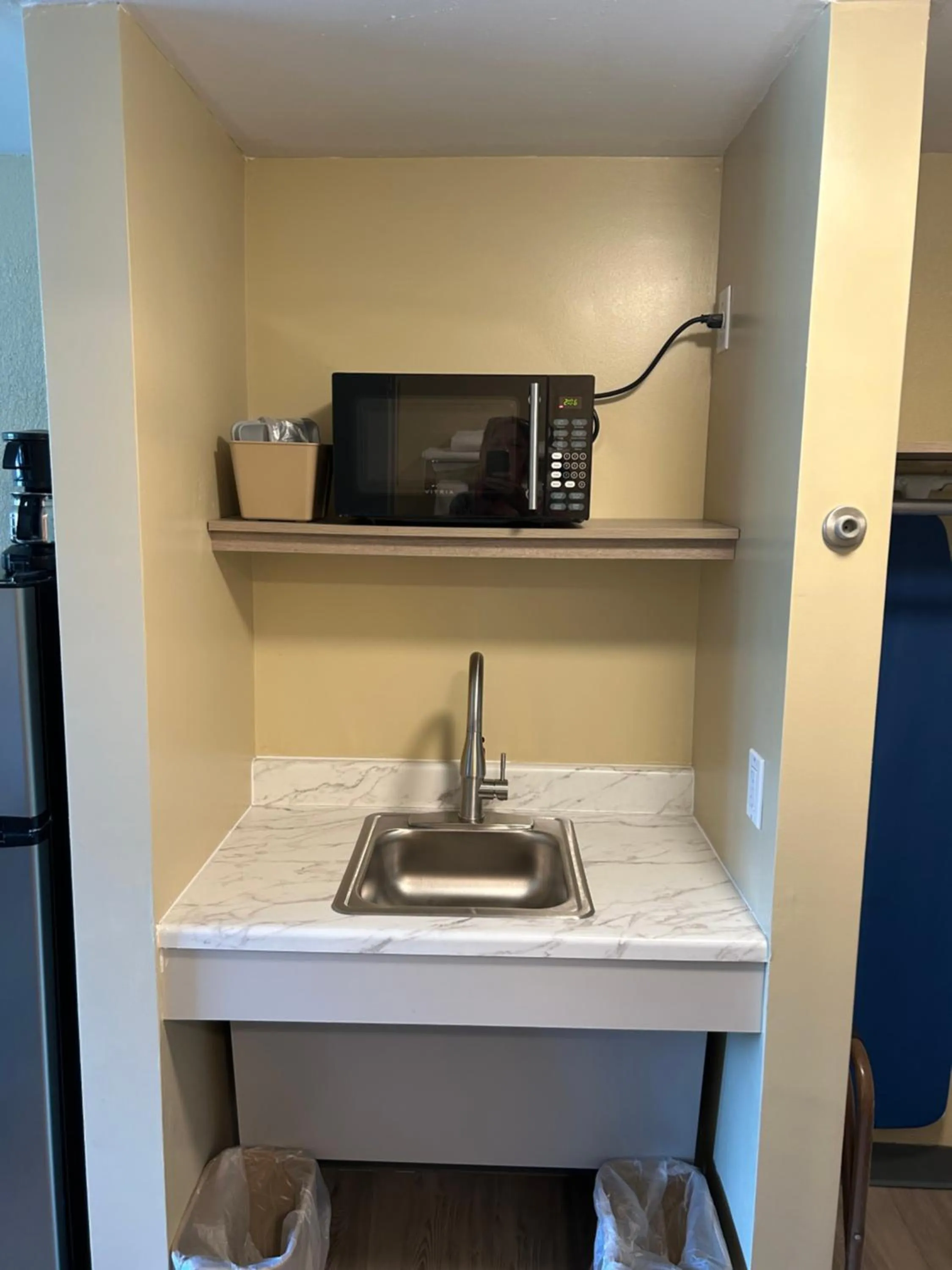 microwave in Days Inn by Wyndham Gettysburg