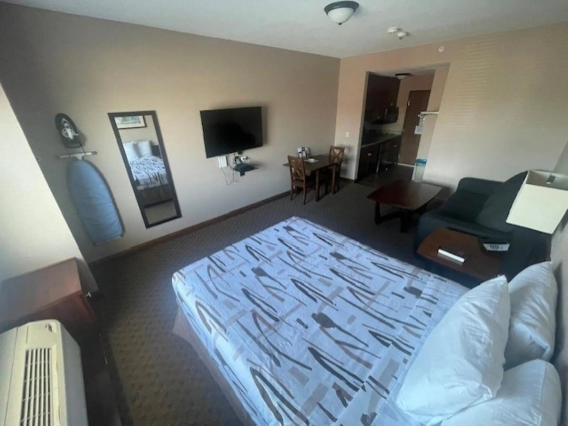 TV and multimedia, Bed in Bell's Extended Stay and Suites