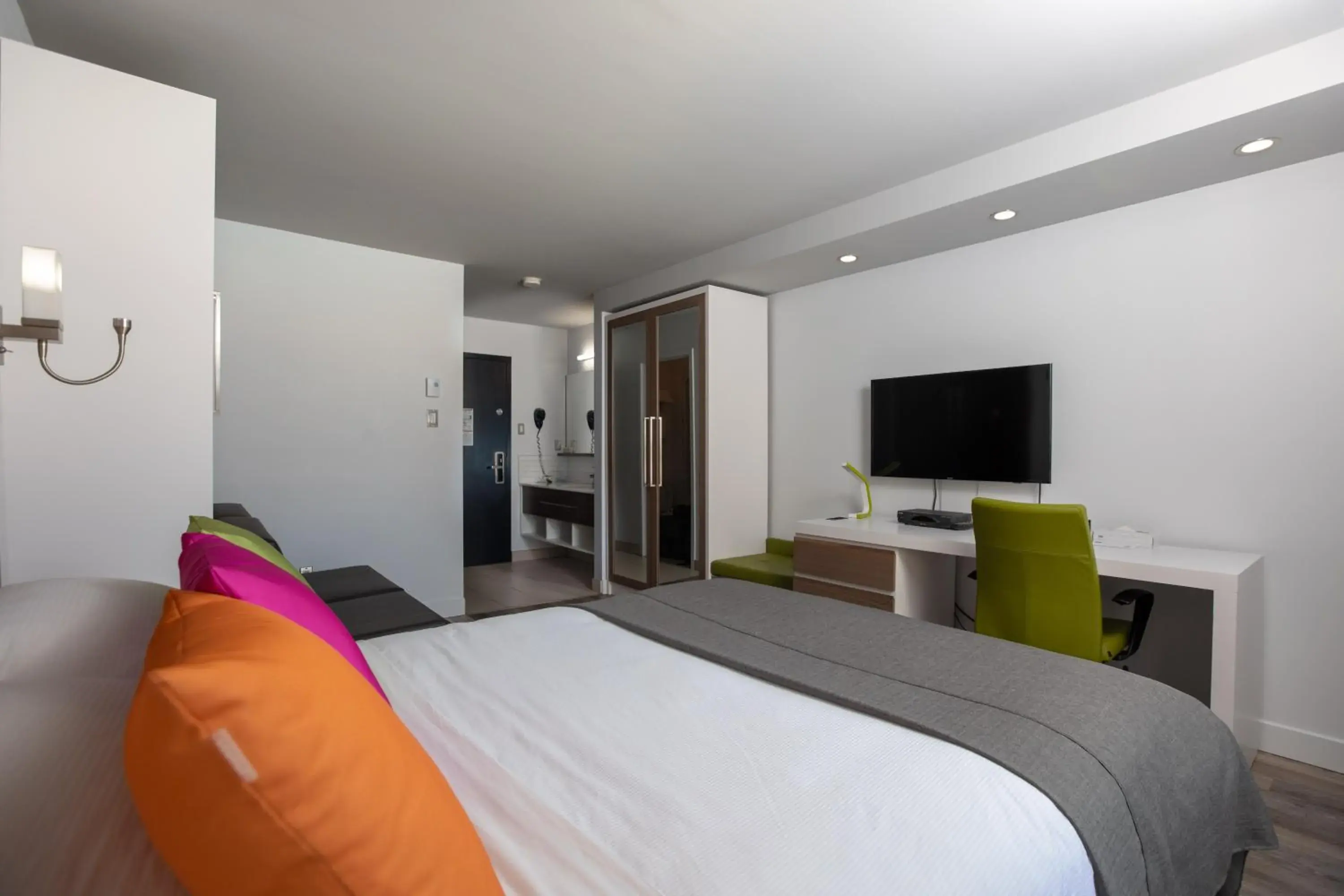 Executive Room , 1 Queen bed 1 Murphy bed in Hotel V Executive Room , 1 Queen bed 1 Murphy bed in Hotel V