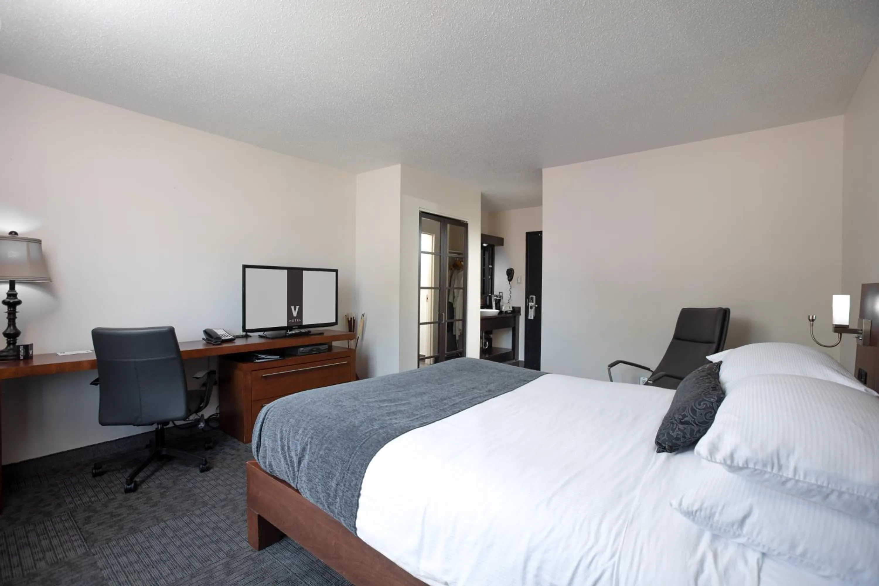 Photo of the whole room, Bed in Hotel V