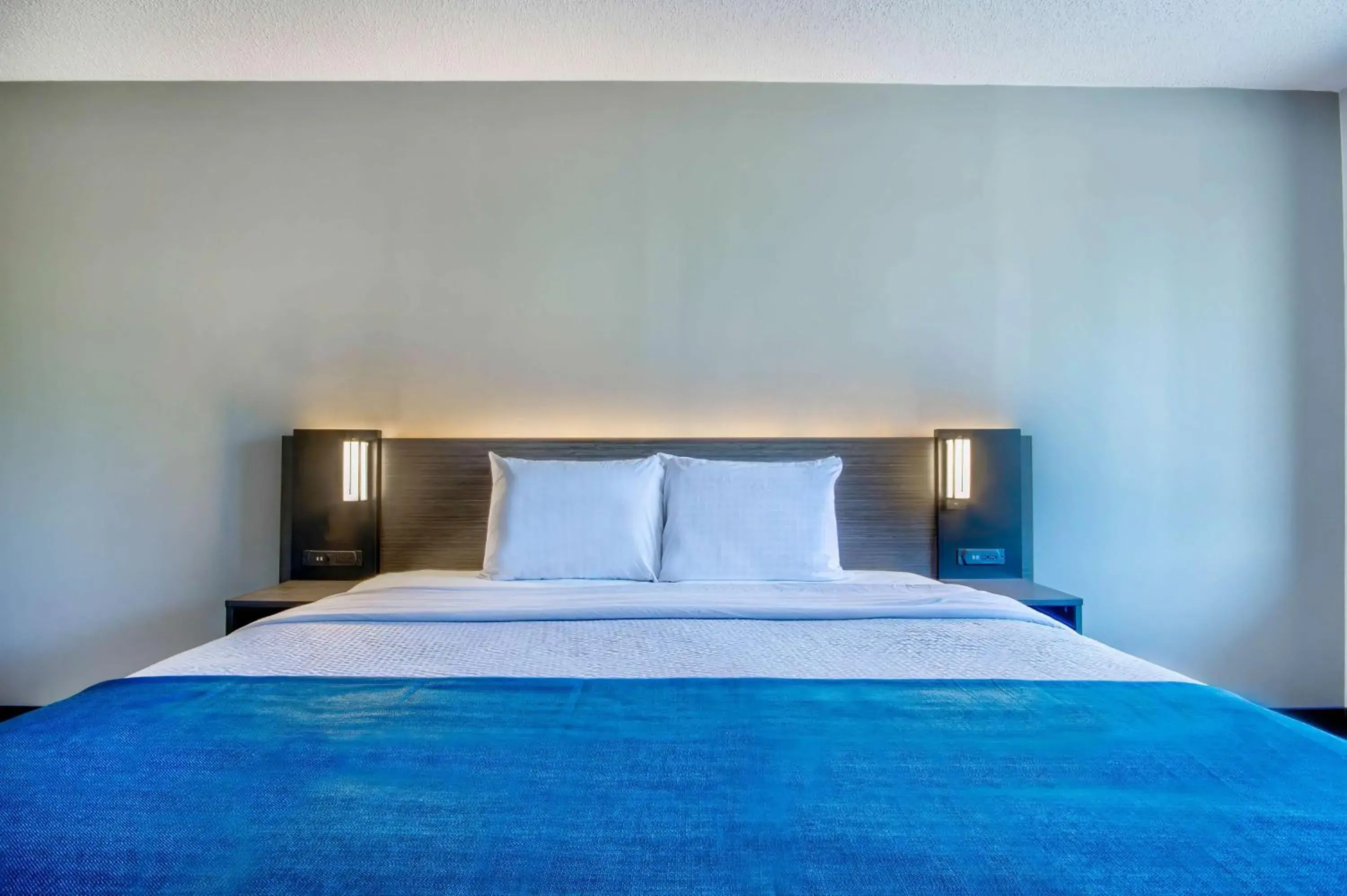 Bedroom, Bed in Motel 6 Jeffersonville, IN Bedroom, Bed in Motel 6 Jeffersonville, IN