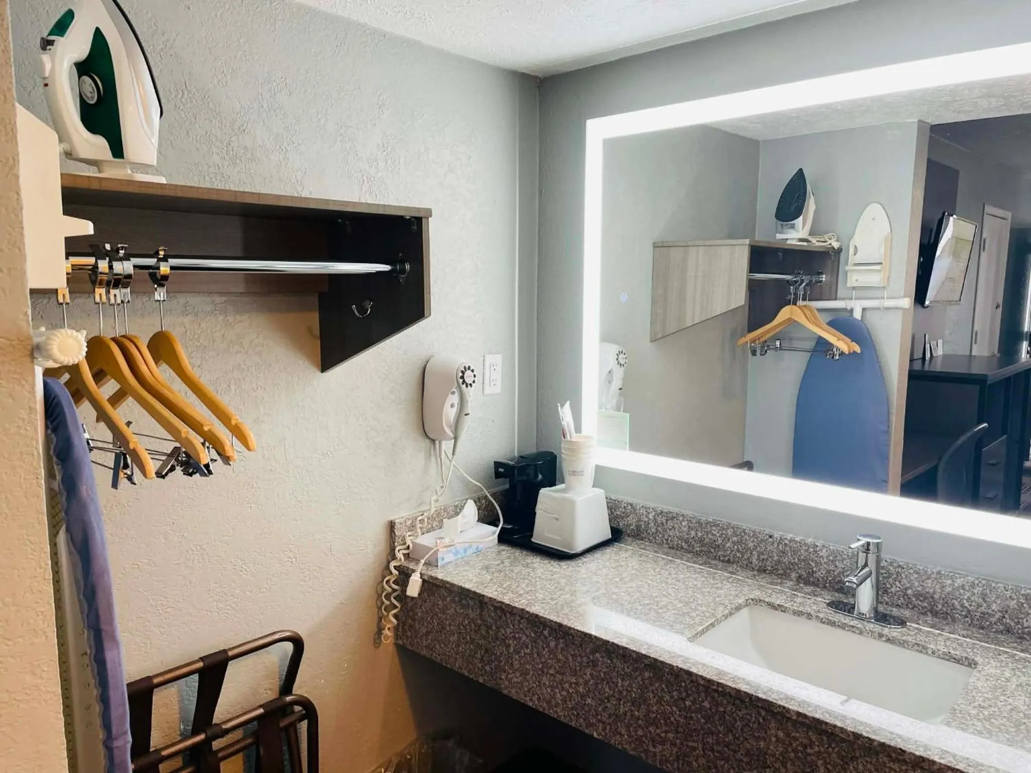 Travelodge by Wyndham Sellersburg