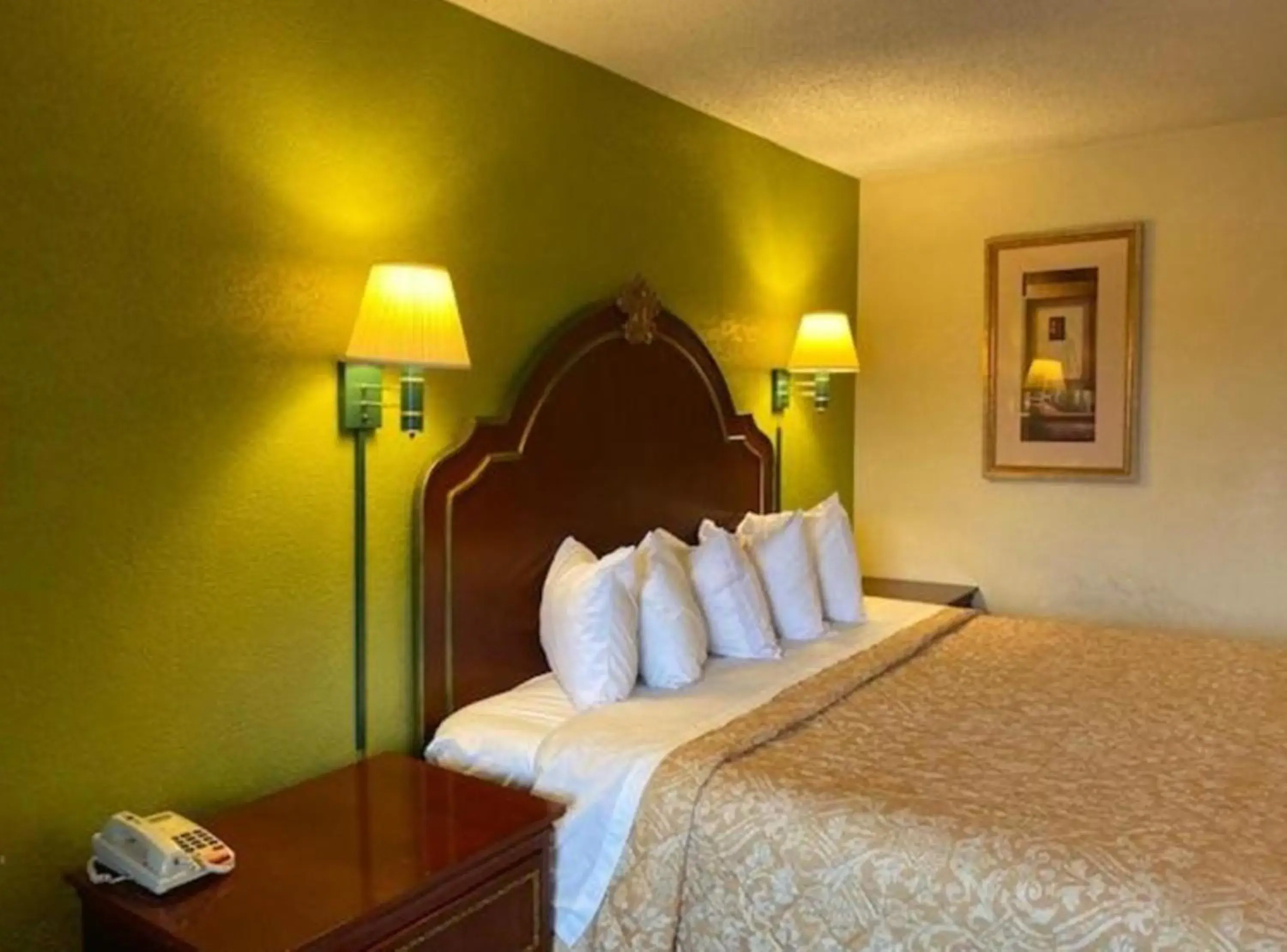 Bed in Travelodge by Wyndham Sellersburg Bed in Travelodge by Wyndham Sellersburg