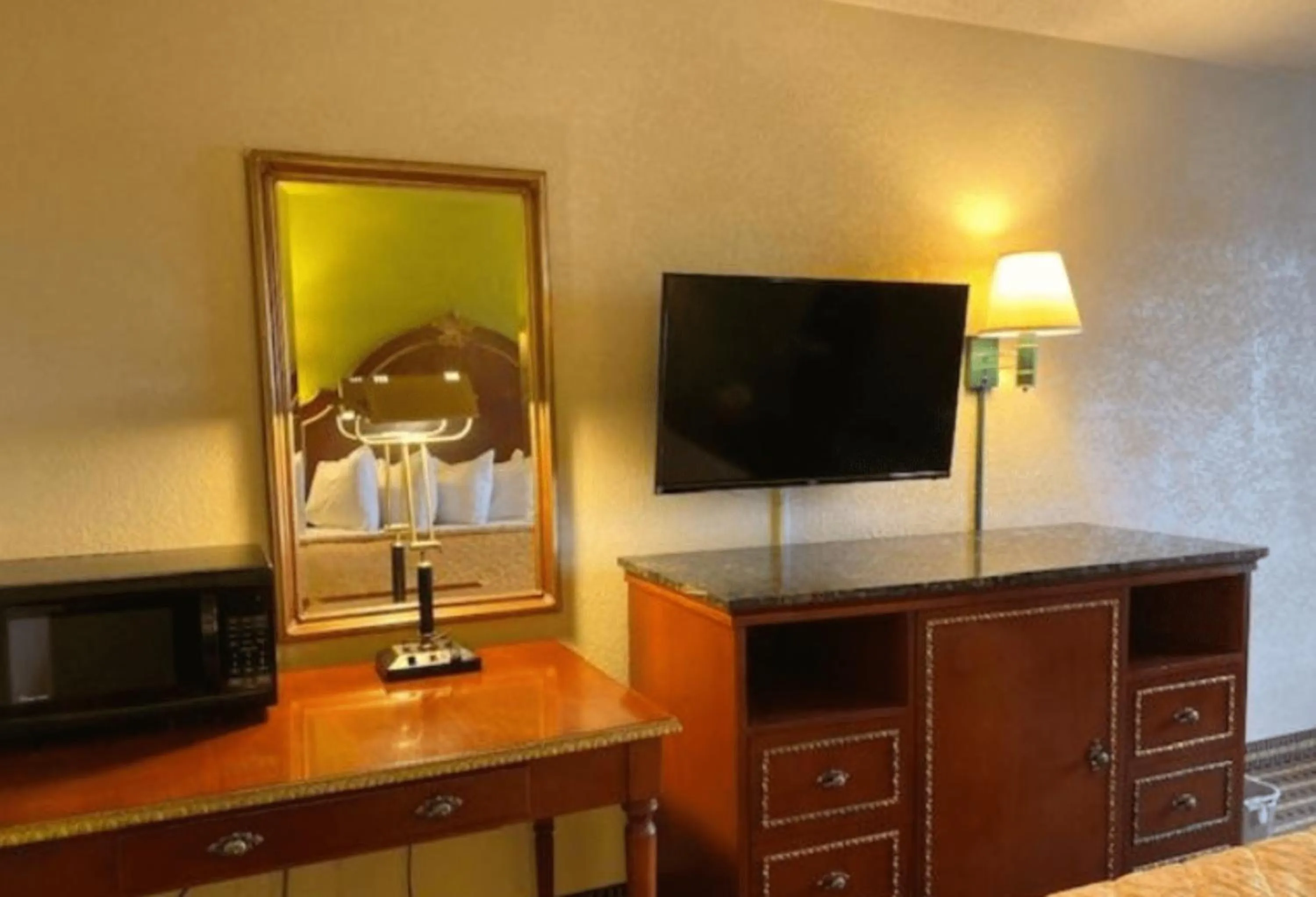 Queen Suite - Non-Smoking in Travelodge by Wyndham Sellersburg