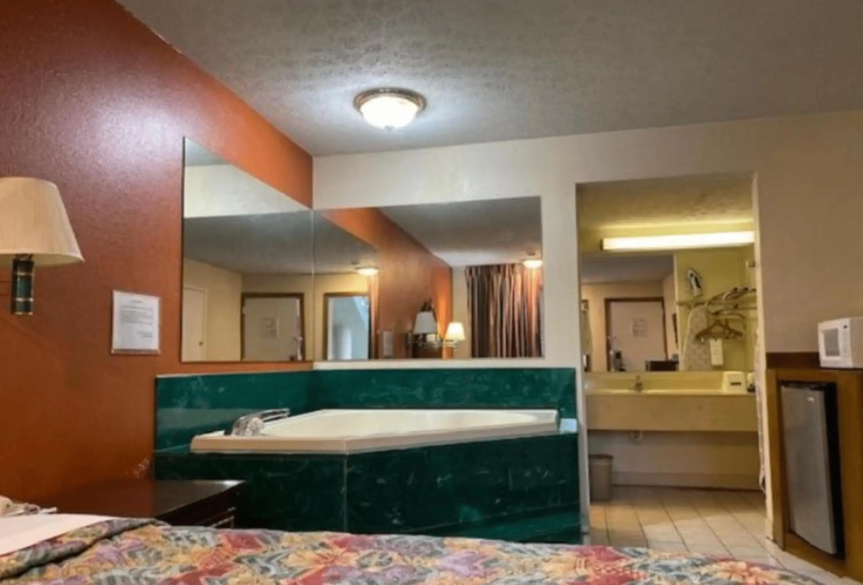 Bath, Bed in Travelodge by Wyndham Sellersburg Bath, Bed in Travelodge by Wyndham Sellersburg