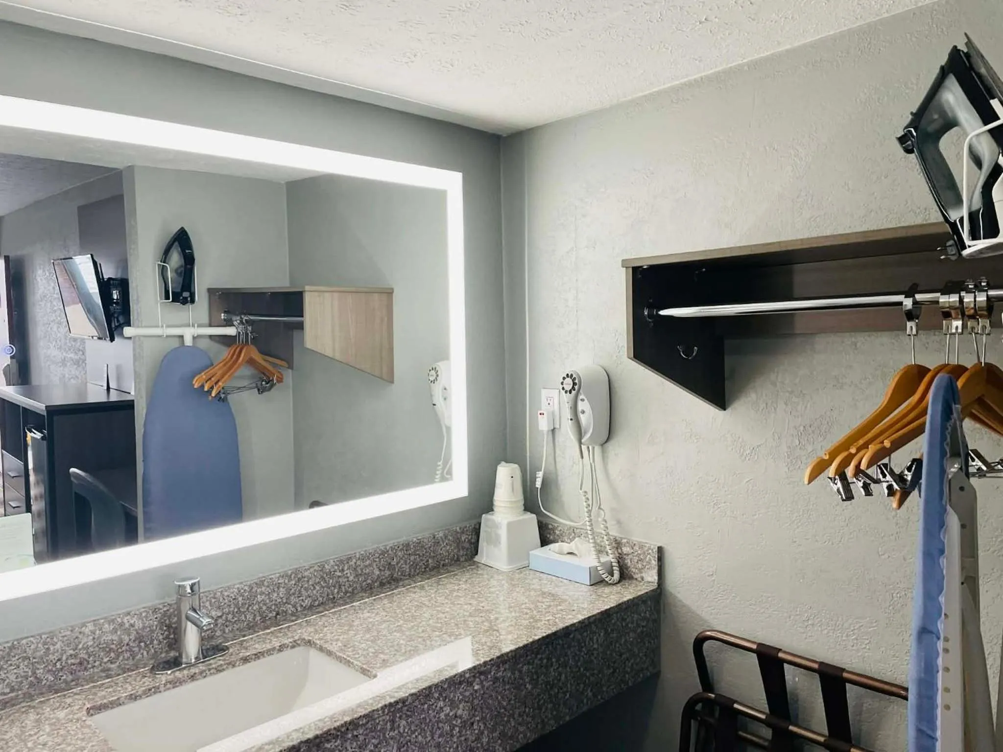 Travelodge by Wyndham Sellersburg