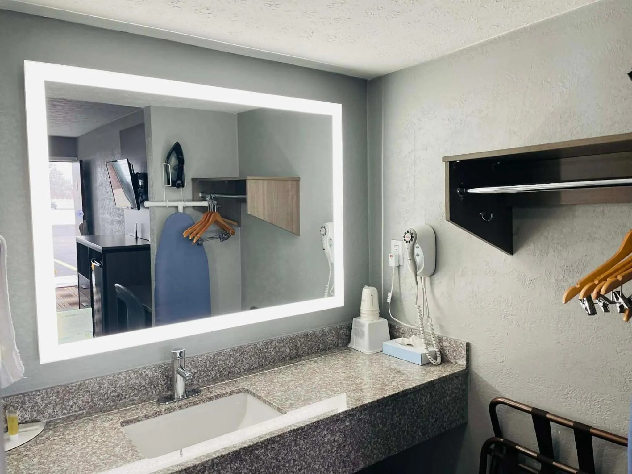 Travelodge by Wyndham Sellersburg