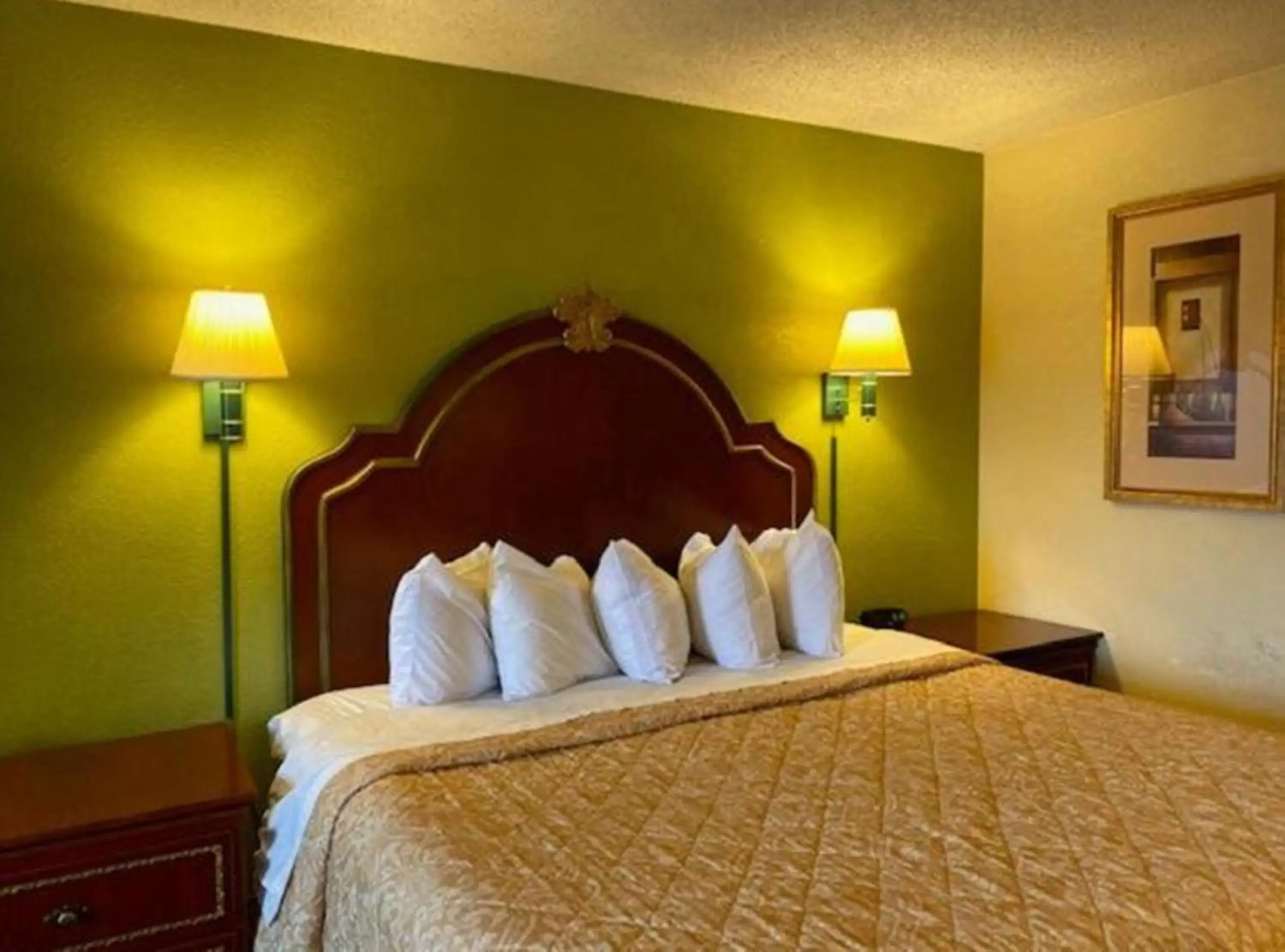 Bed in Travelodge by Wyndham Sellersburg Bed in Travelodge by Wyndham Sellersburg