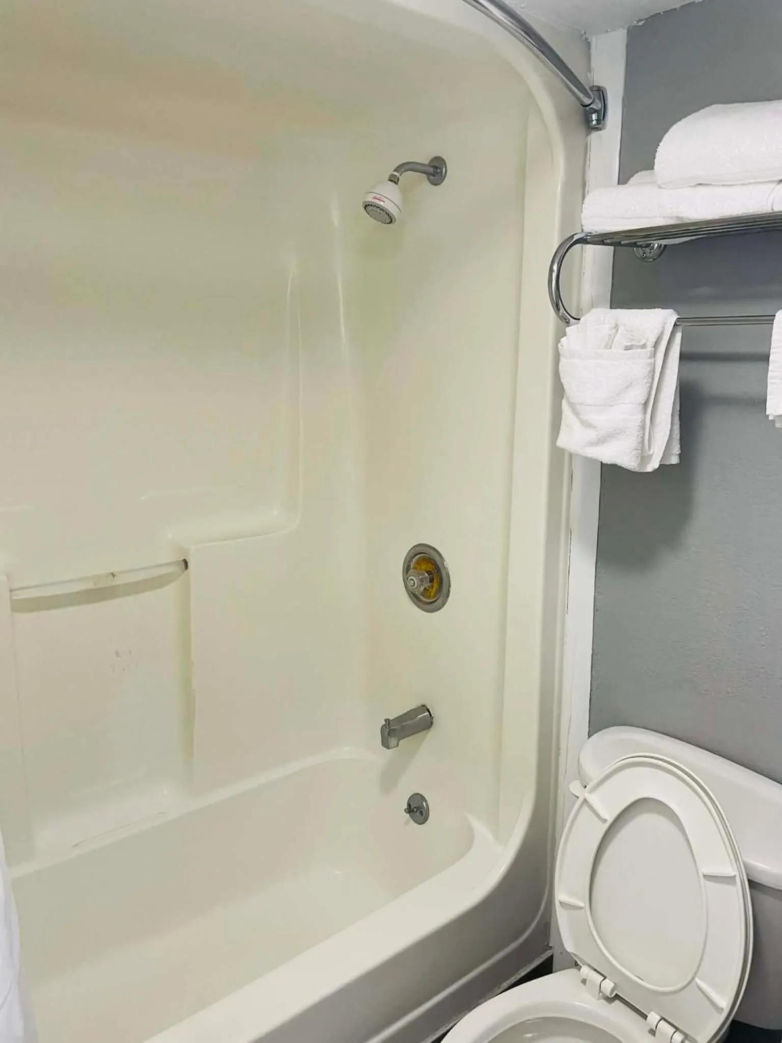 Travelodge by Wyndham Sellersburg