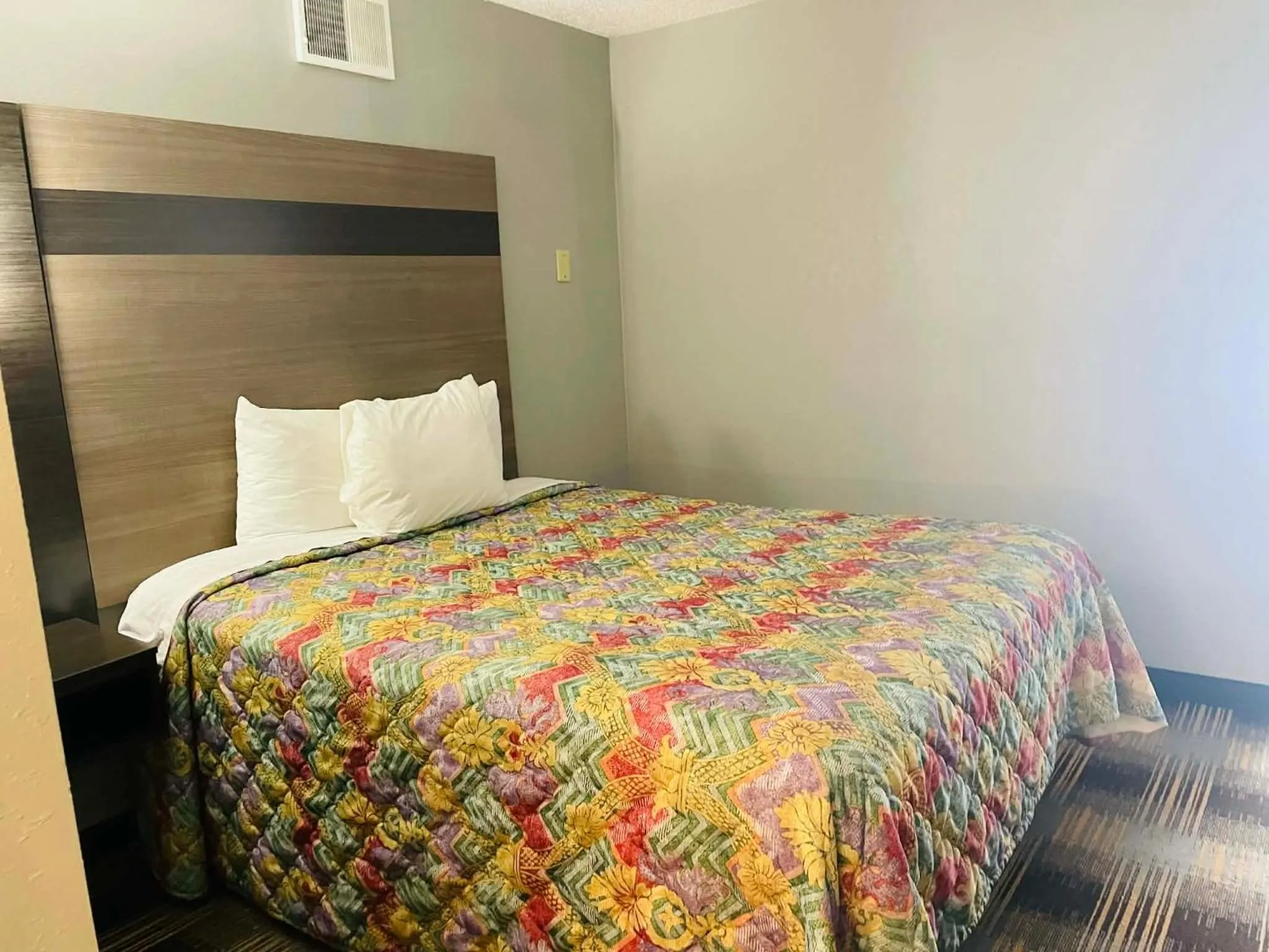 Bed in Travelodge by Wyndham Sellersburg