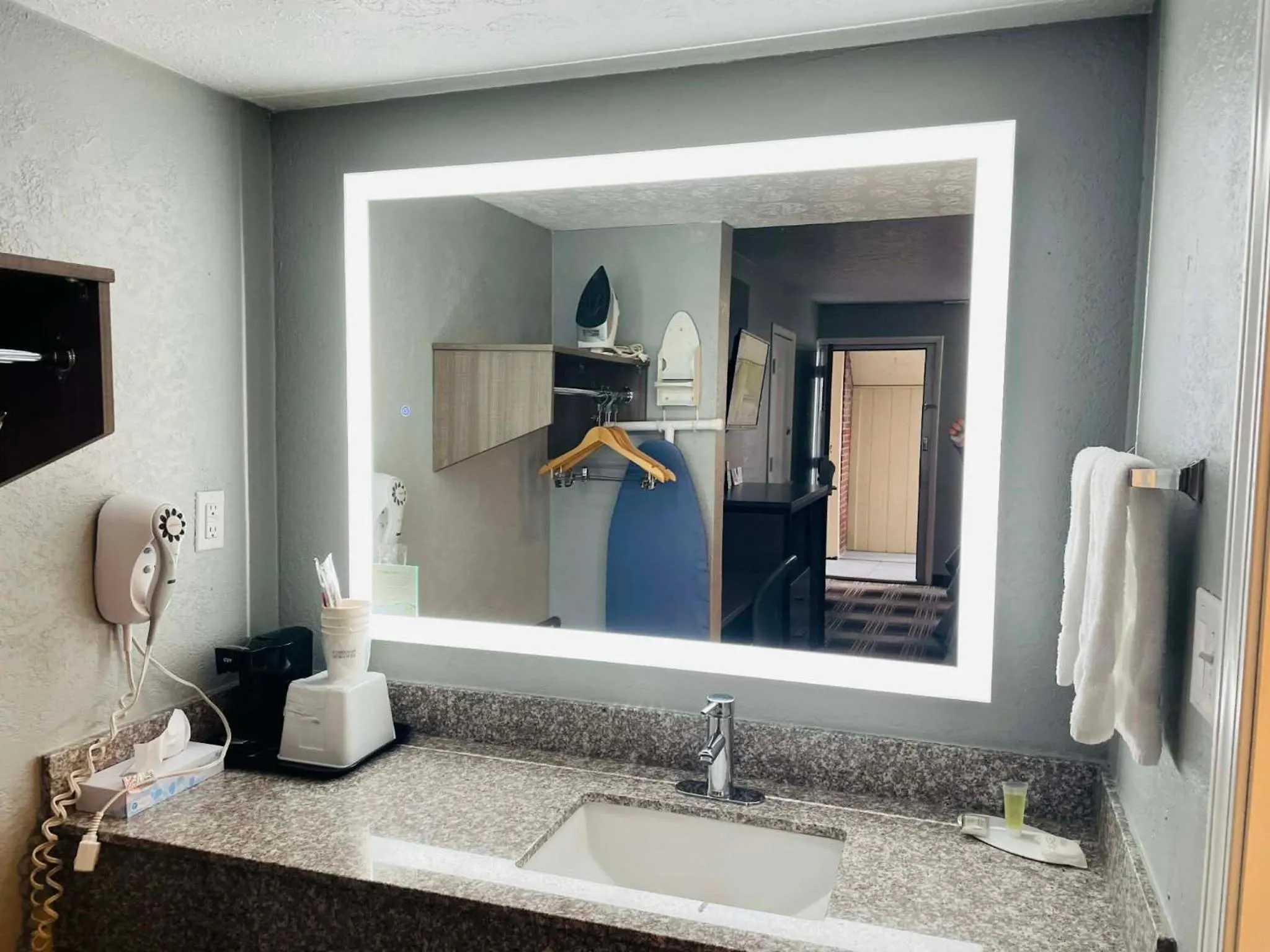 Travelodge by Wyndham Sellersburg