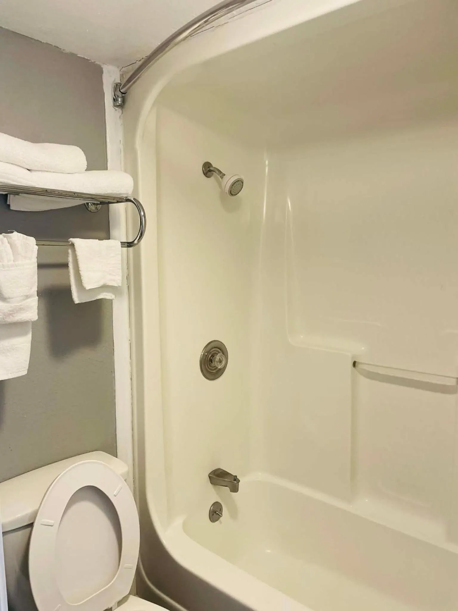 Travelodge by Wyndham Sellersburg