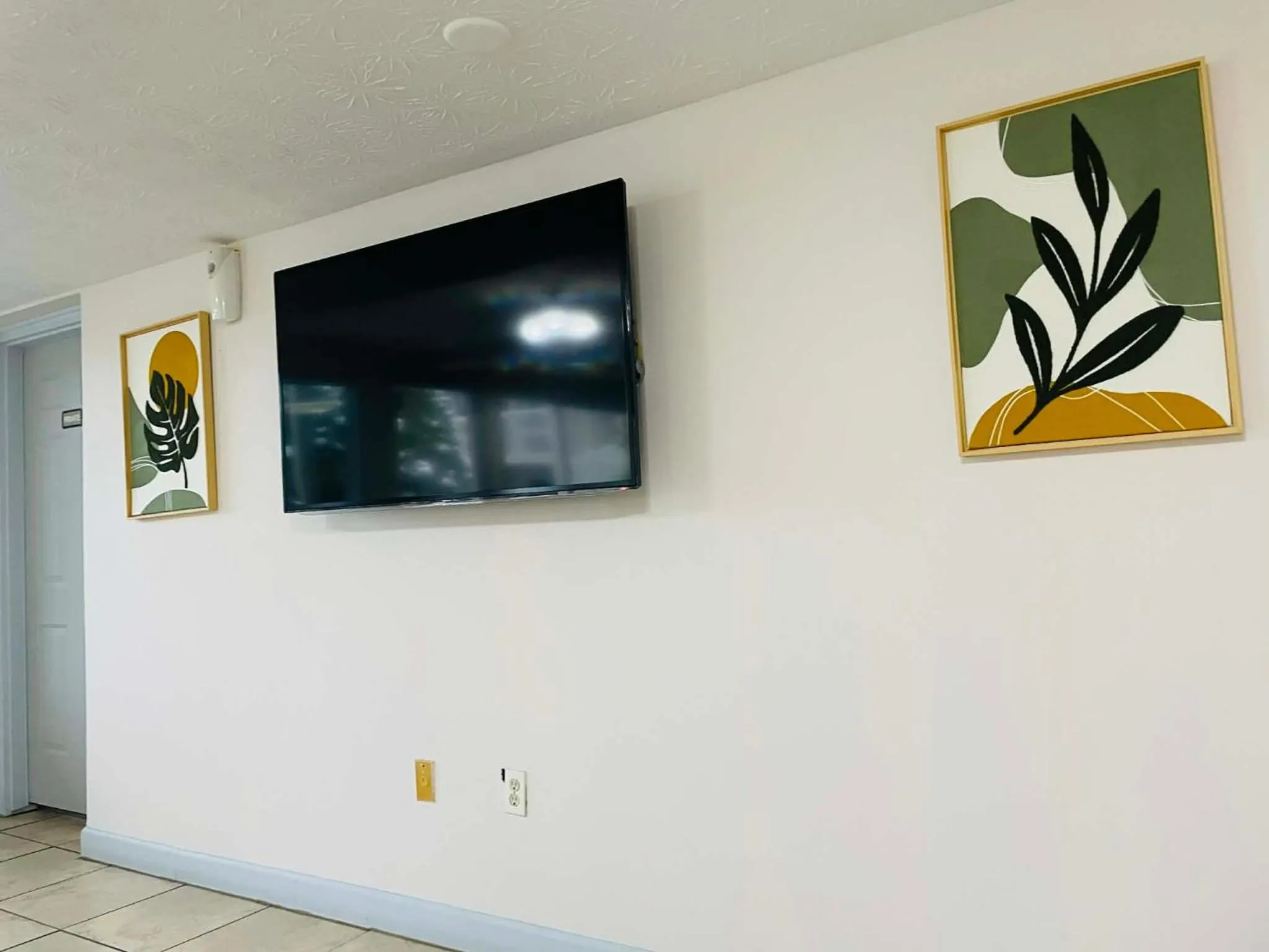 TV and multimedia in Travelodge by Wyndham Sellersburg