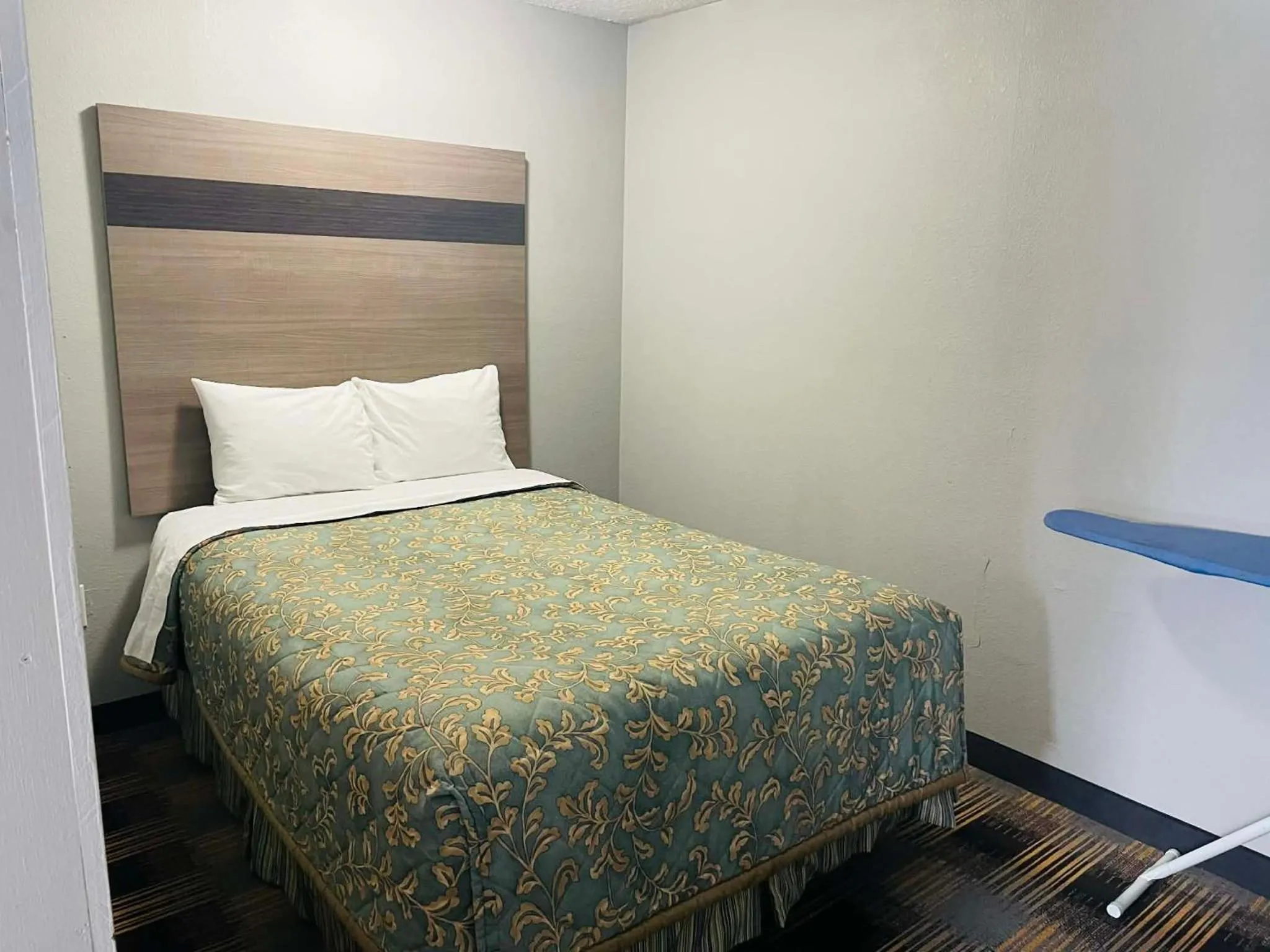 Bed in Travelodge by Wyndham Sellersburg