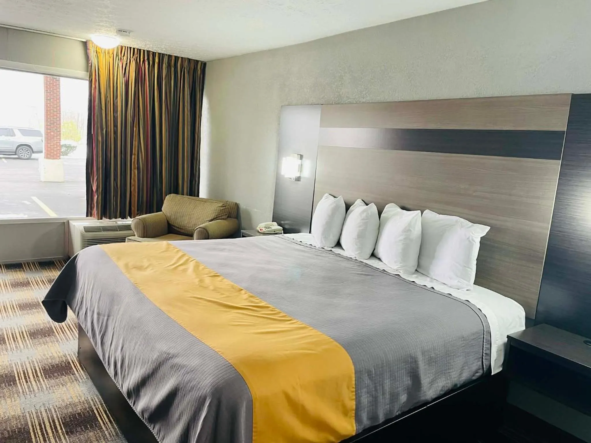 Bed in Travelodge by Wyndham Sellersburg