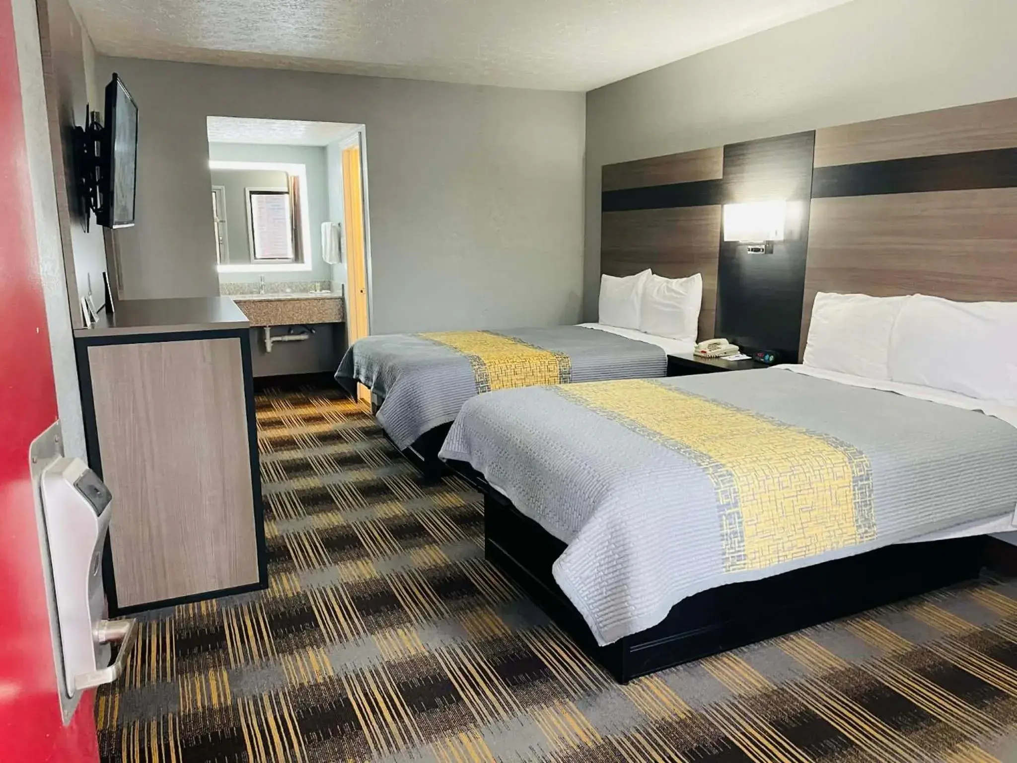 Deluxe Queen Suite with Spa Bath - Non-Smoking in Travelodge by Wyndham Sellersburg Deluxe Queen Suite with Spa Bath - Non-Smoking in Travelodge by Wyndham Sellersburg