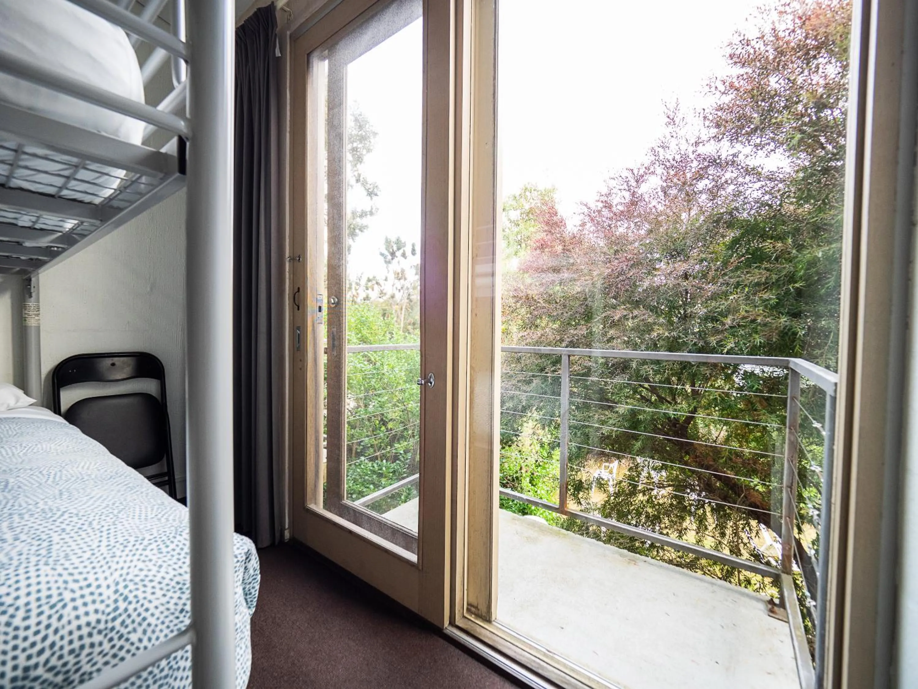 Balcony/Terrace, Bed in YHA Apollo Bay Eco