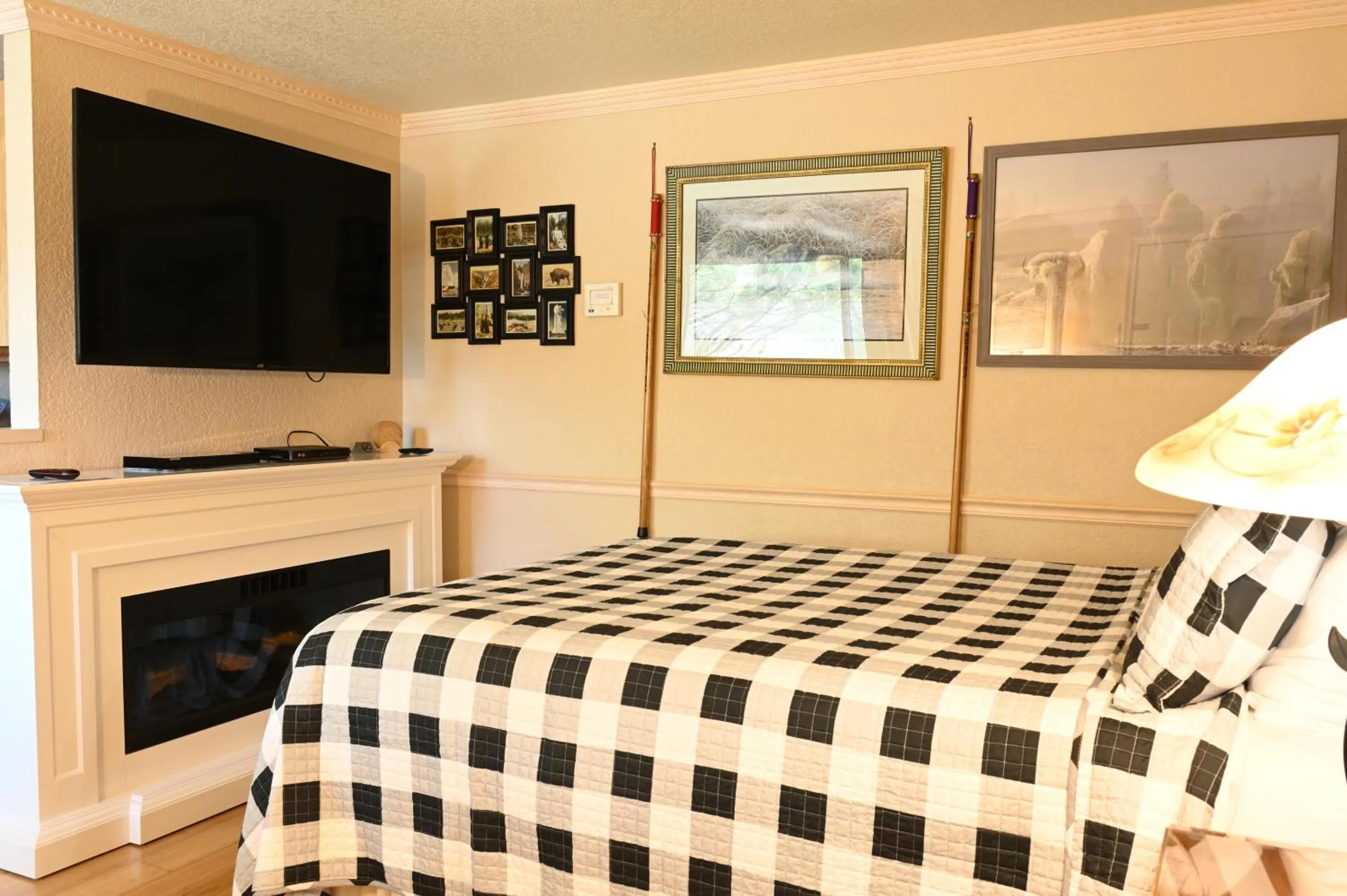 Bed in Yellowstone Gateway Inn