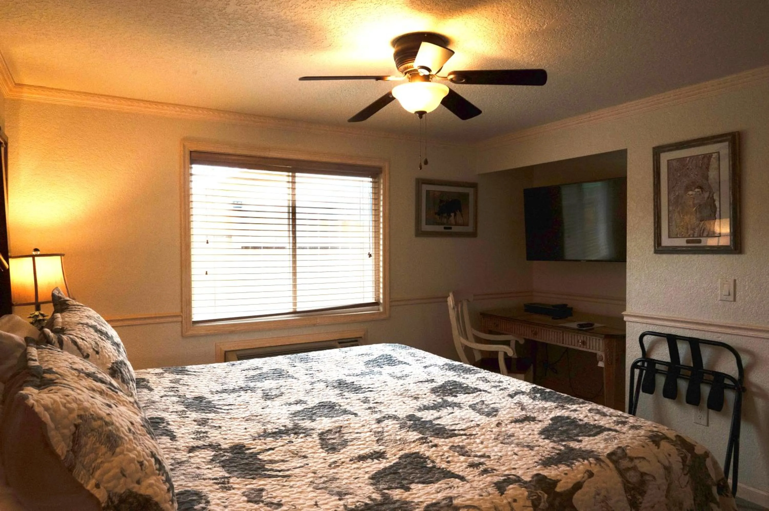 Bed in Yellowstone Gateway Inn