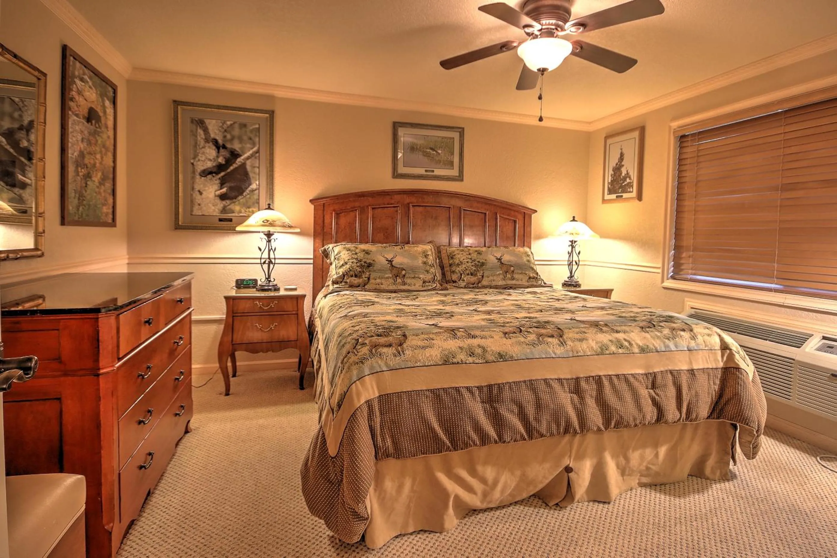 Bed in Yellowstone Gateway Inn