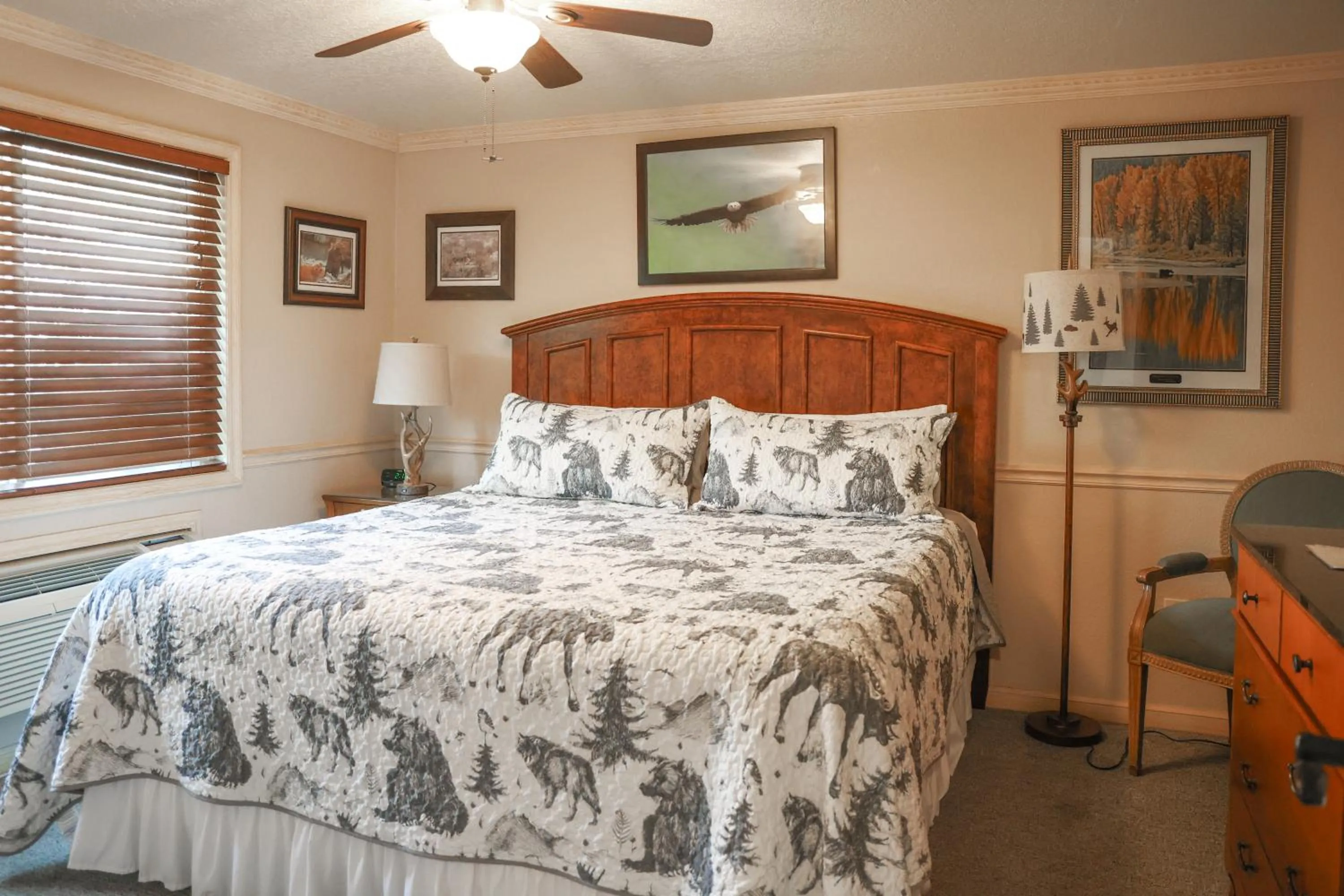 Bed in Yellowstone Gateway Inn