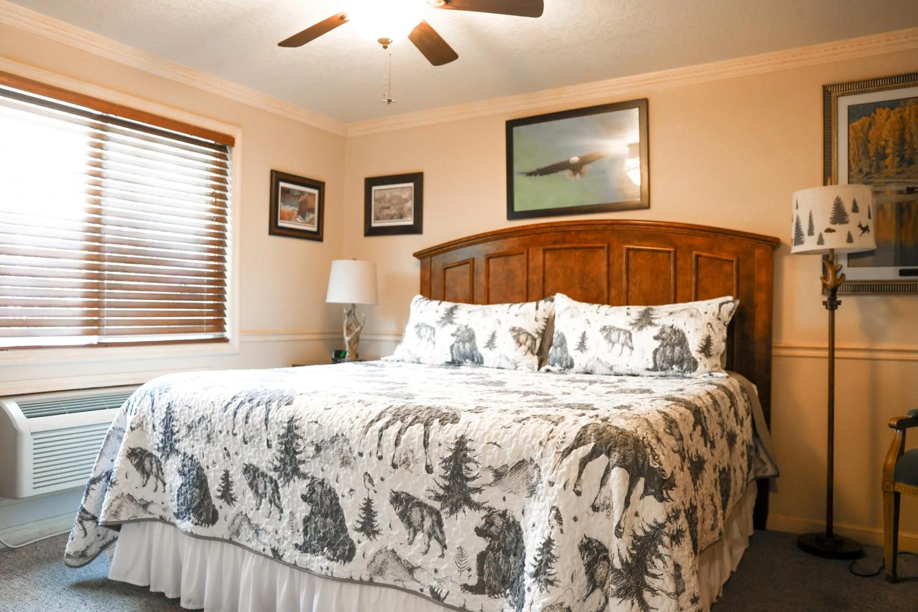 Bed in Yellowstone Gateway Inn