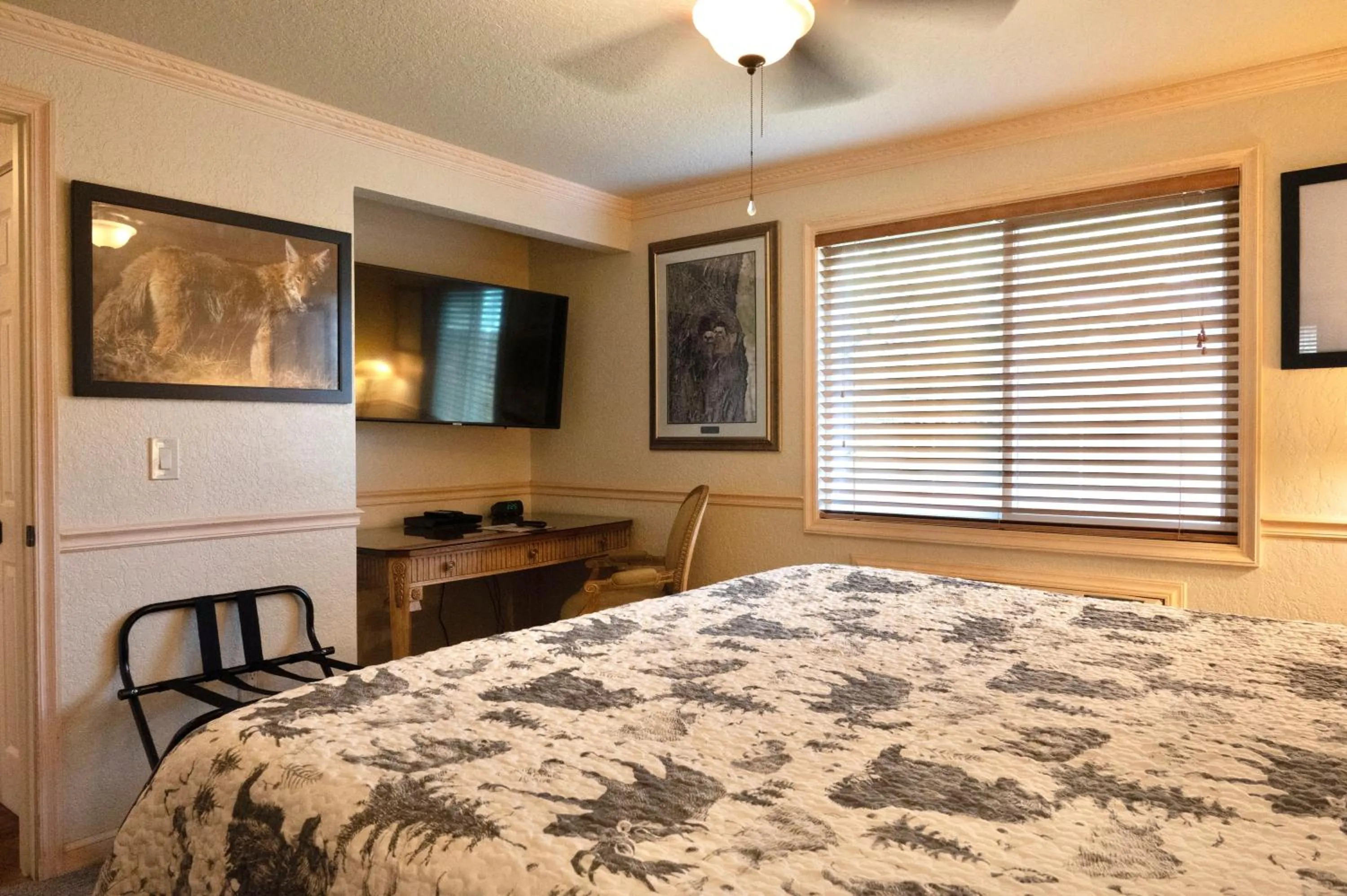 Bed in Yellowstone Gateway Inn