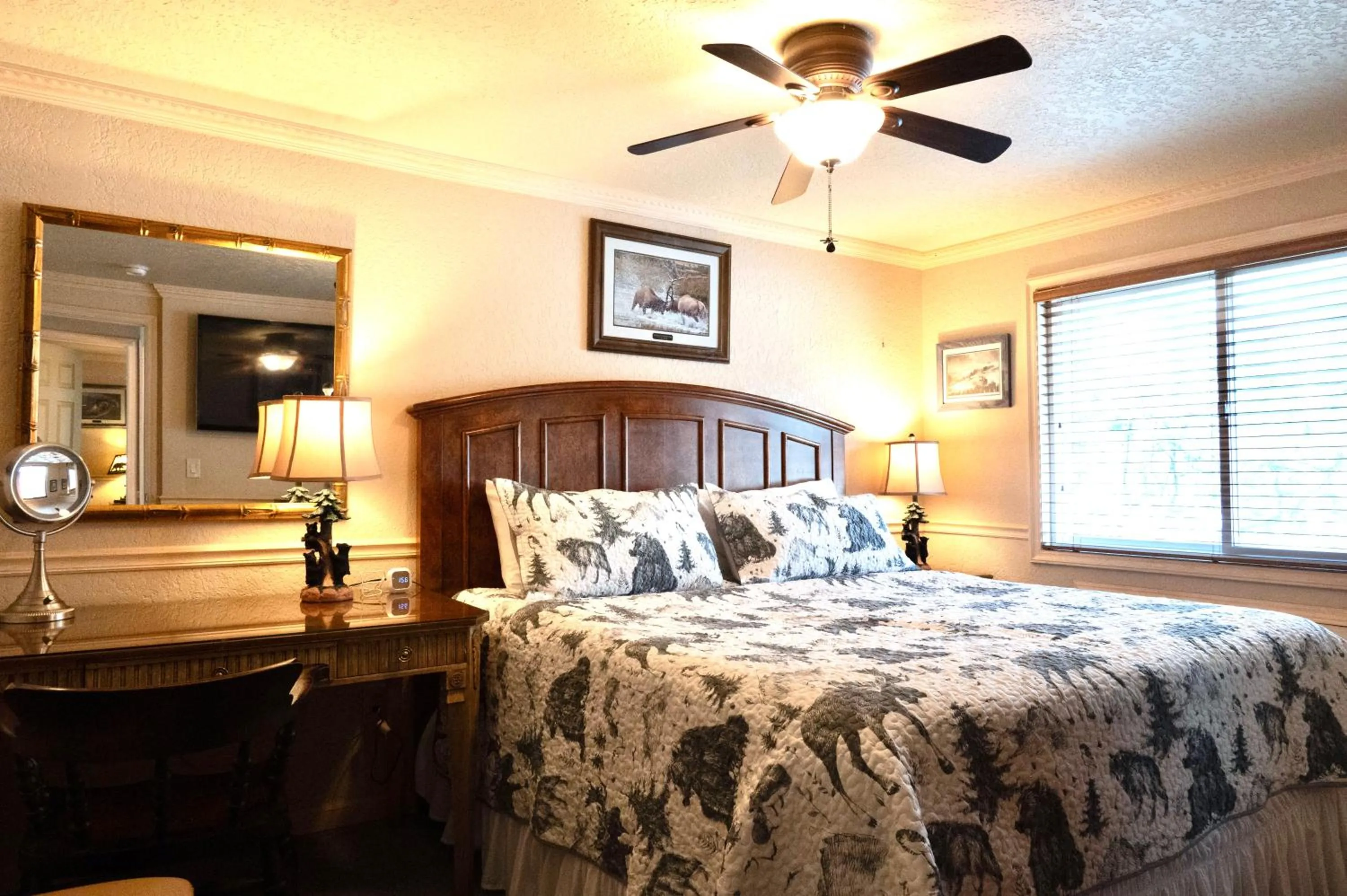 Bed in Yellowstone Gateway Inn