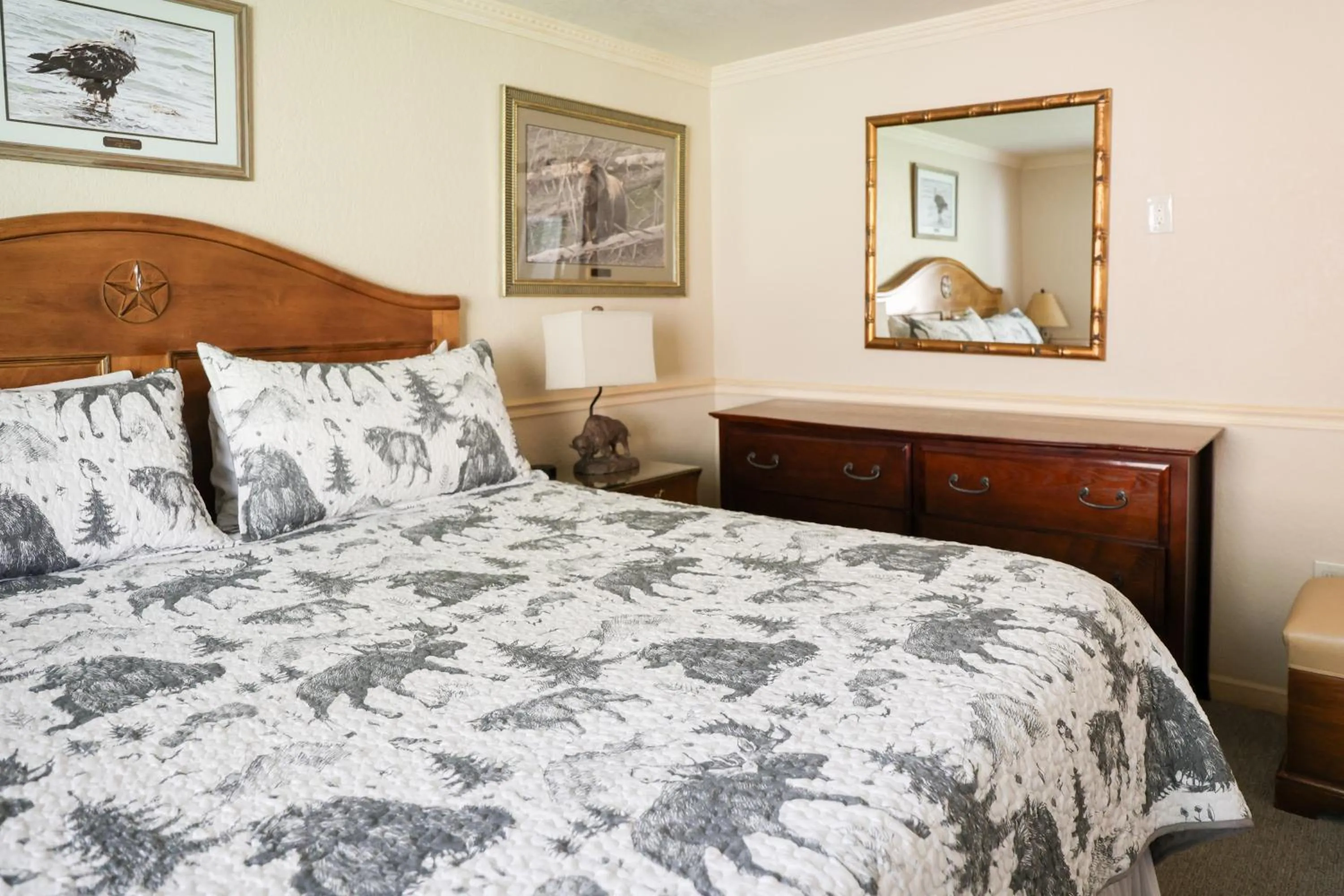 Bed in Yellowstone Gateway Inn