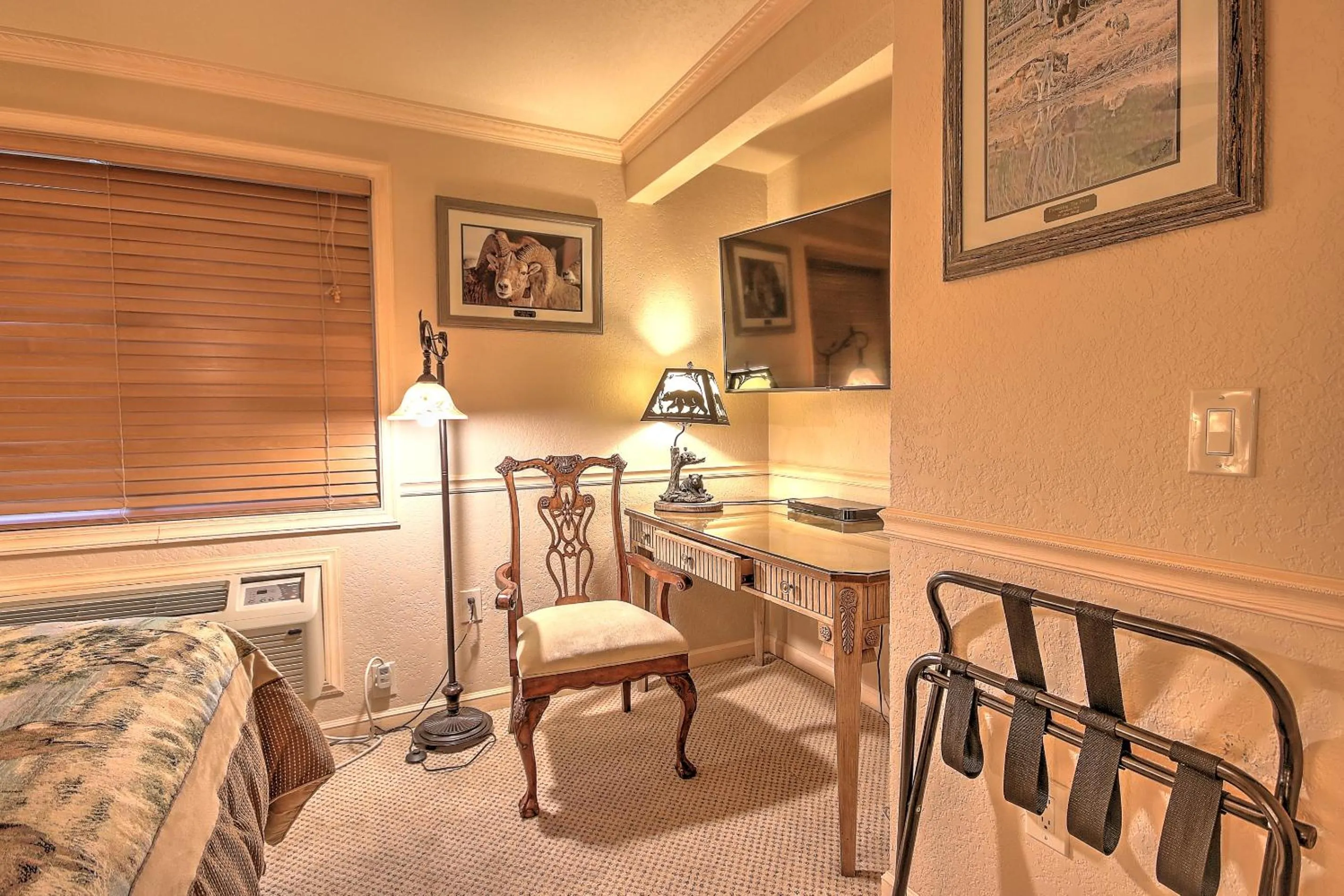 Bed in Yellowstone Gateway Inn