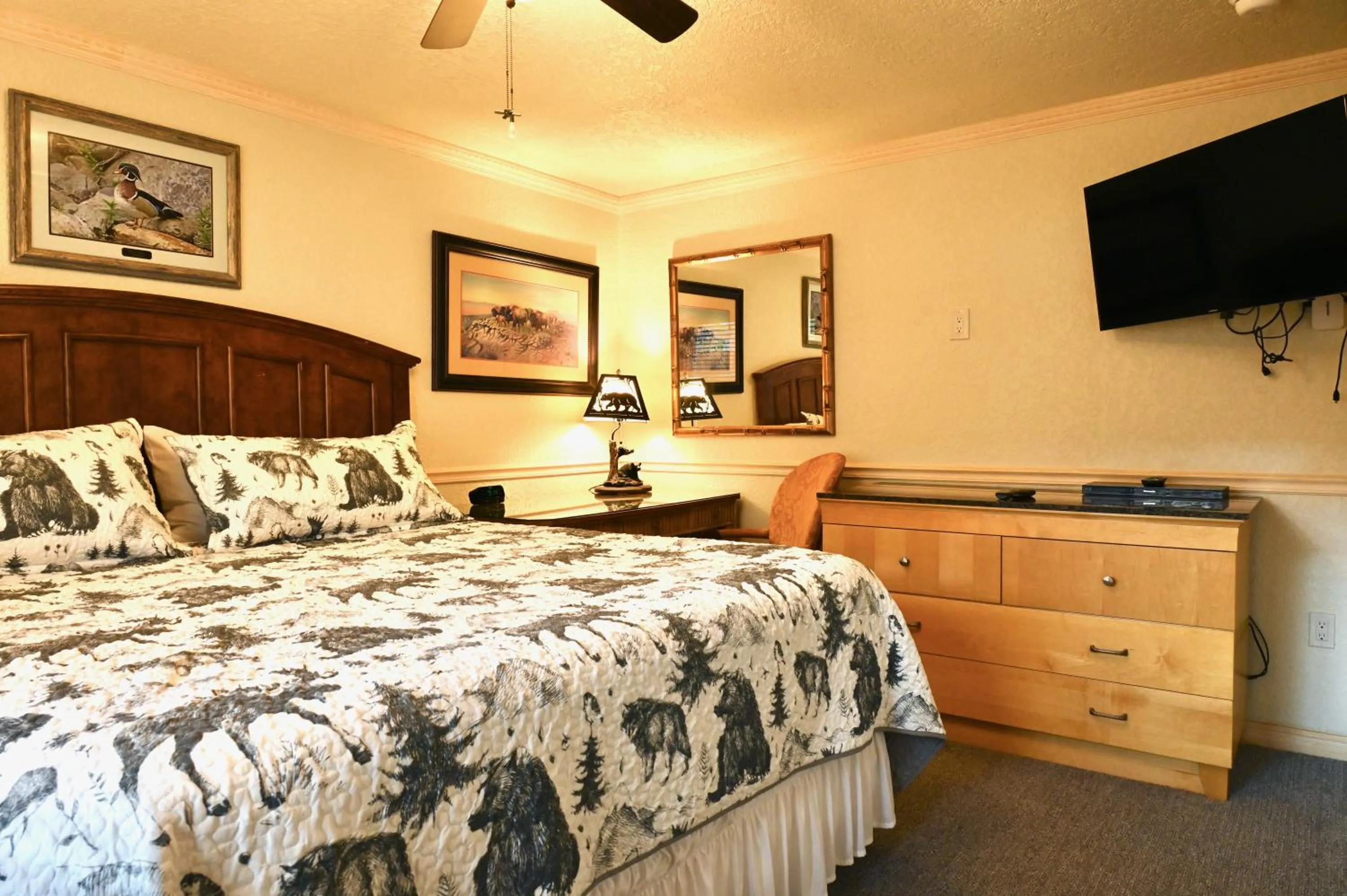 Bed in Yellowstone Gateway Inn