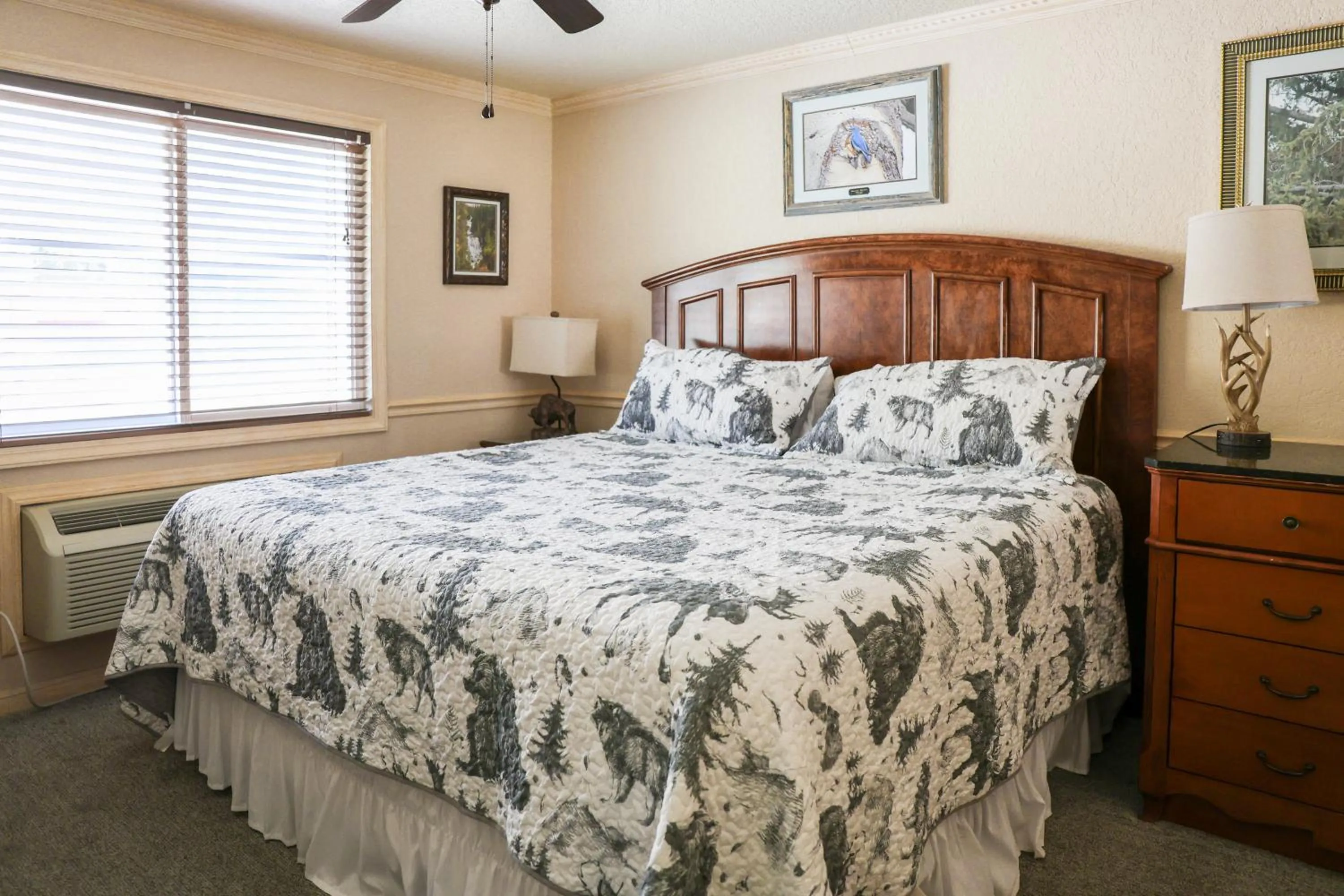 Bed in Yellowstone Gateway Inn